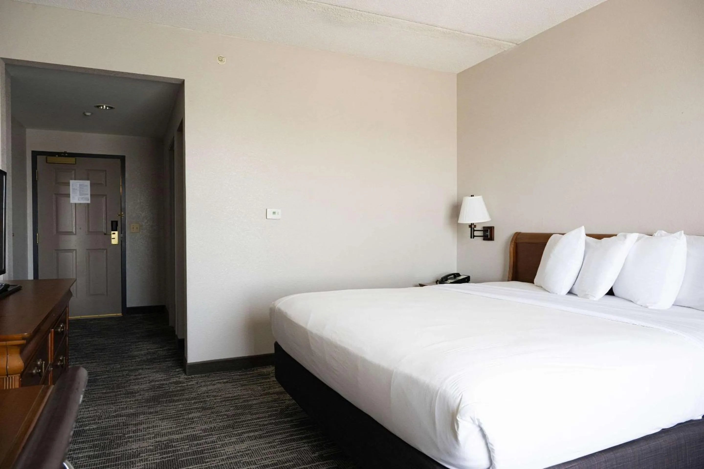 Bedroom, Bed in Country Inn & Suites by Radisson, BWI Airport Baltimore , MD