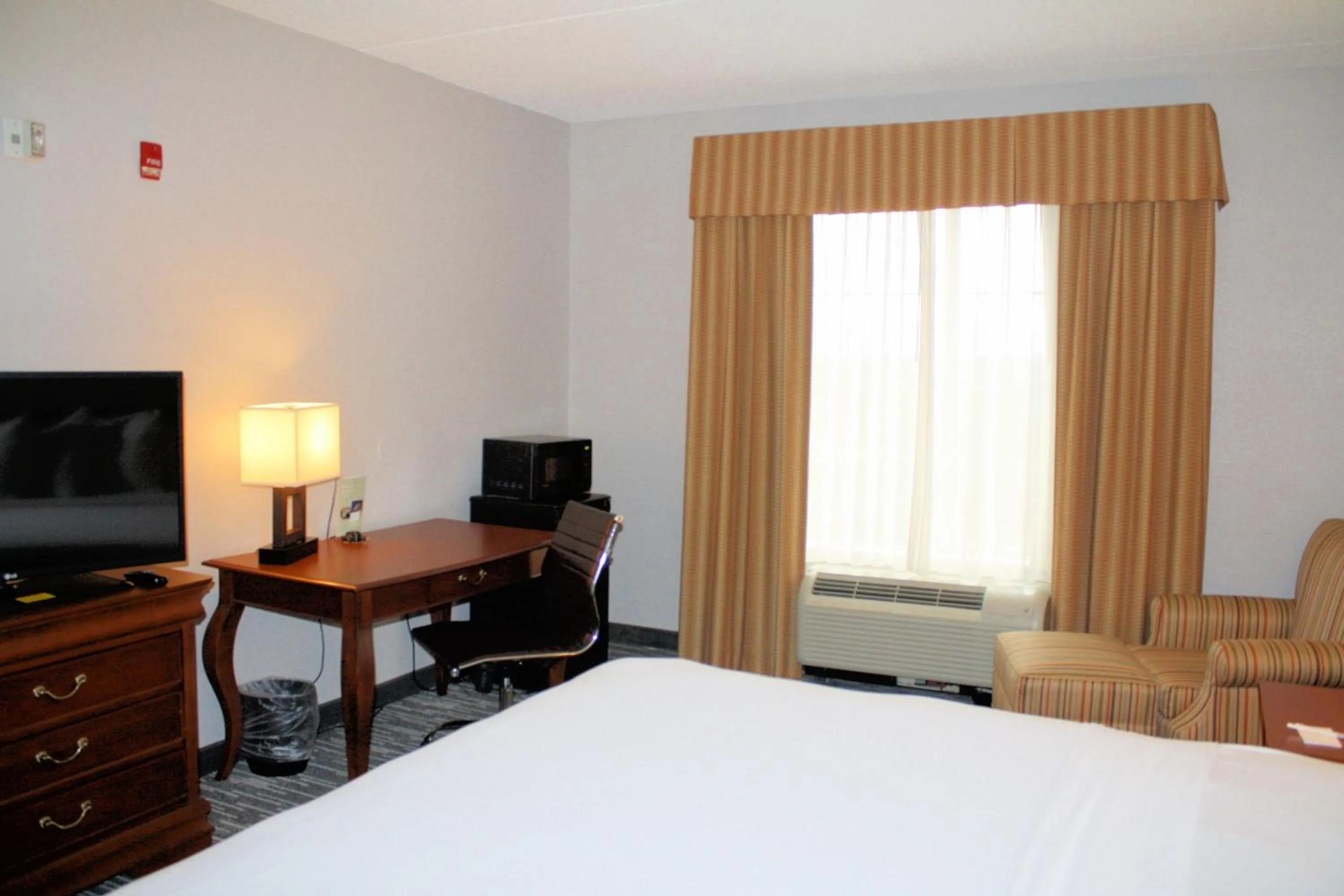 Bed in Country Inn & Suites by Radisson, BWI Airport Baltimore , MD