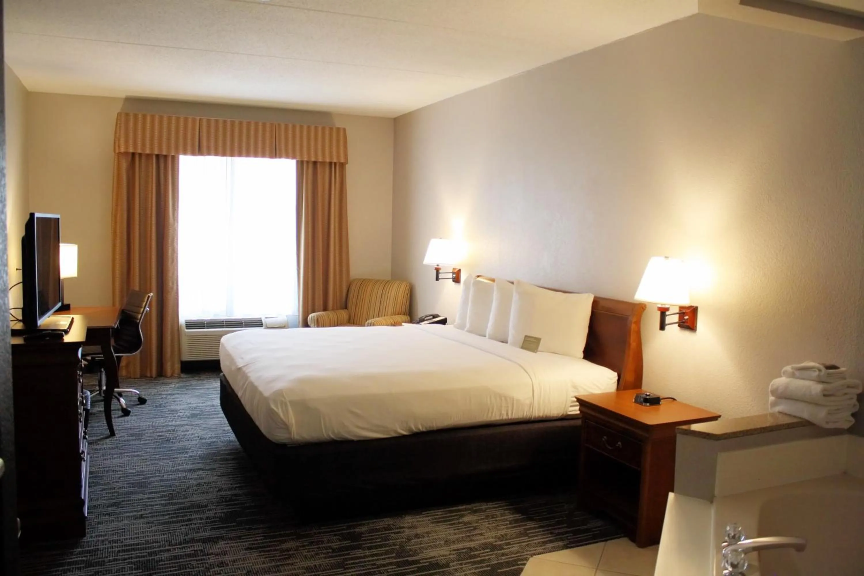 Bed in Country Inn & Suites by Radisson, BWI Airport Baltimore , MD