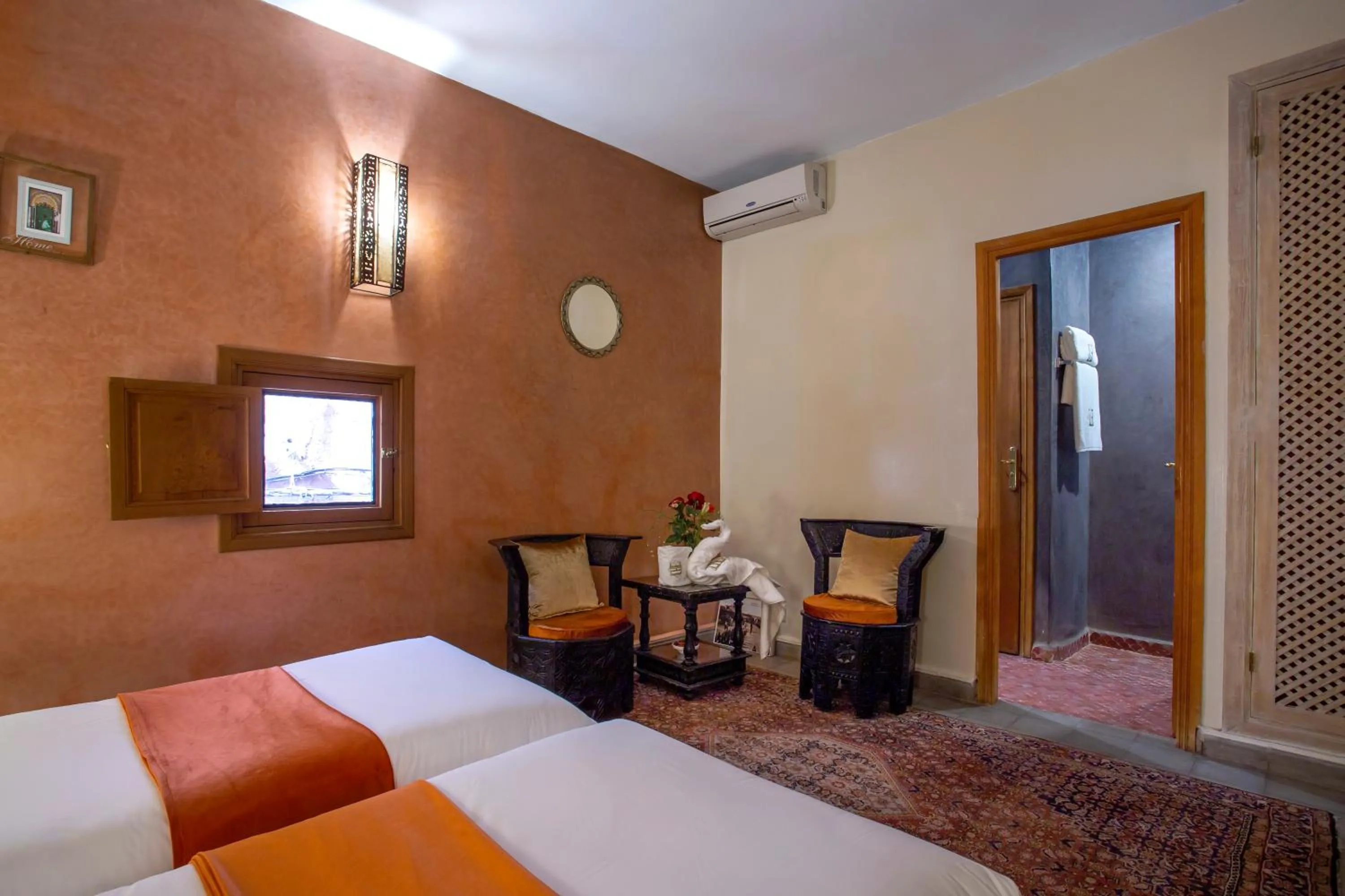 Photo of the whole room, Bed in Riad l'Heure d'Eté