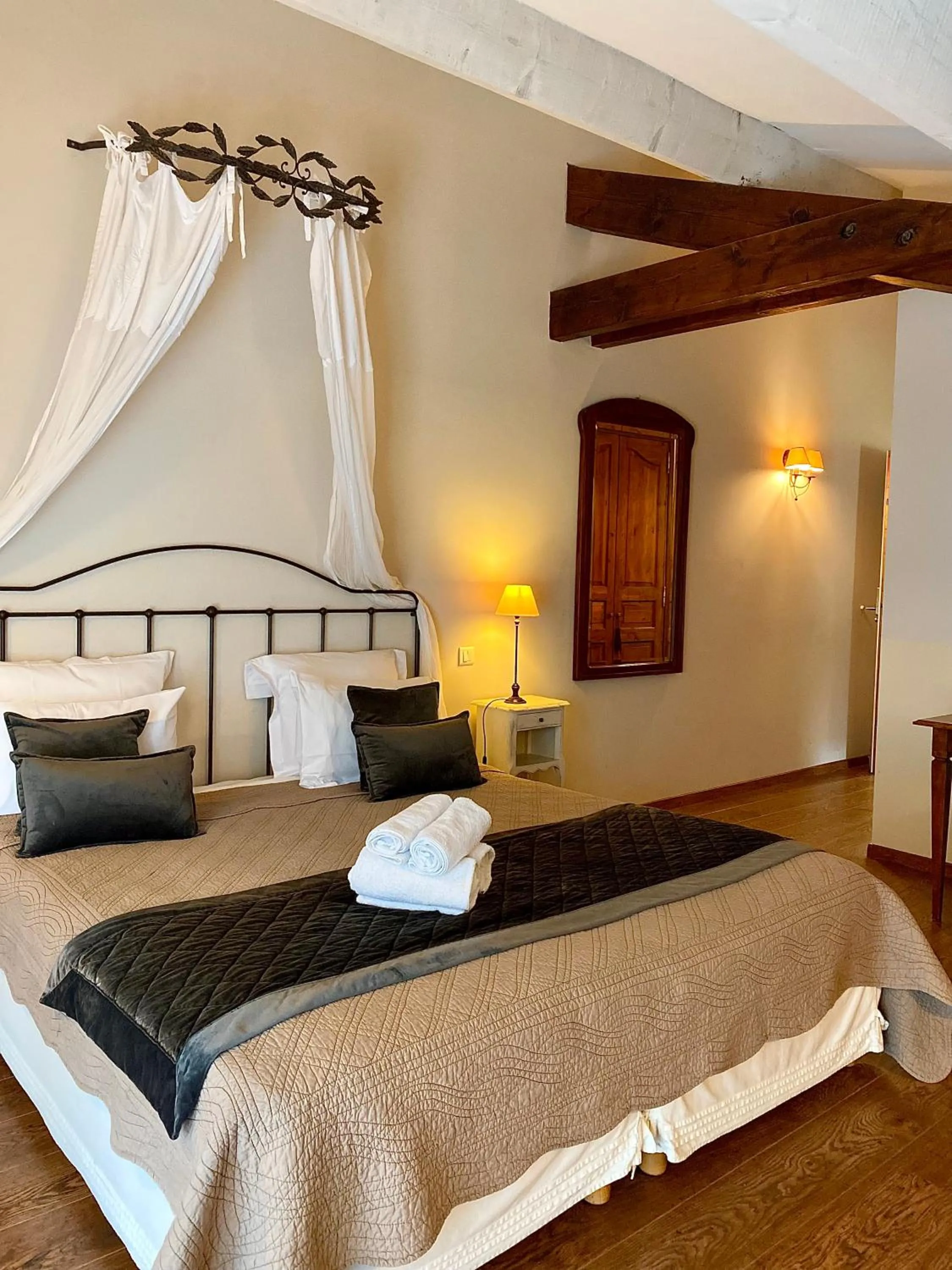 Photo of the whole room in La Bastide Du Bois Breant