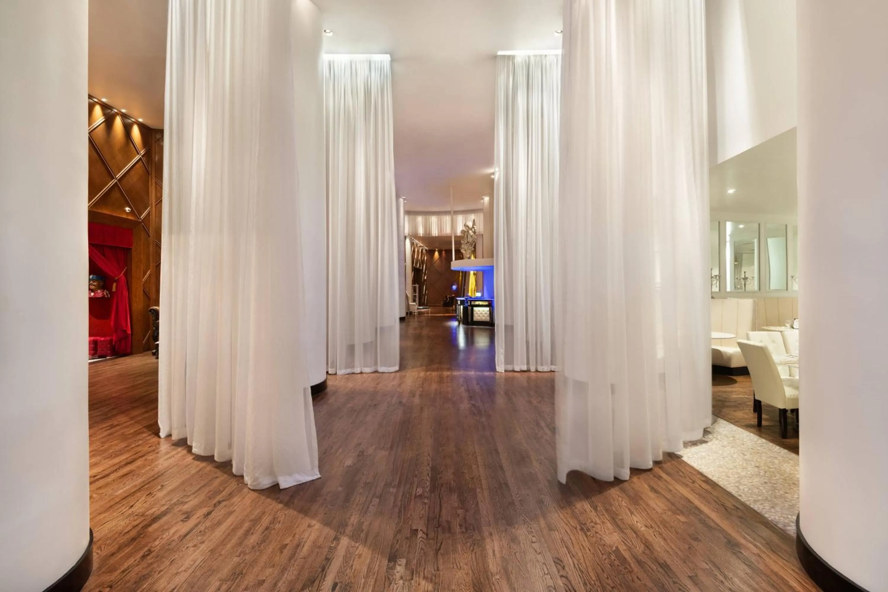 Lobby or reception, Bed in The Saint Hotel, New Orleans, French Quarter, Autograph Collection