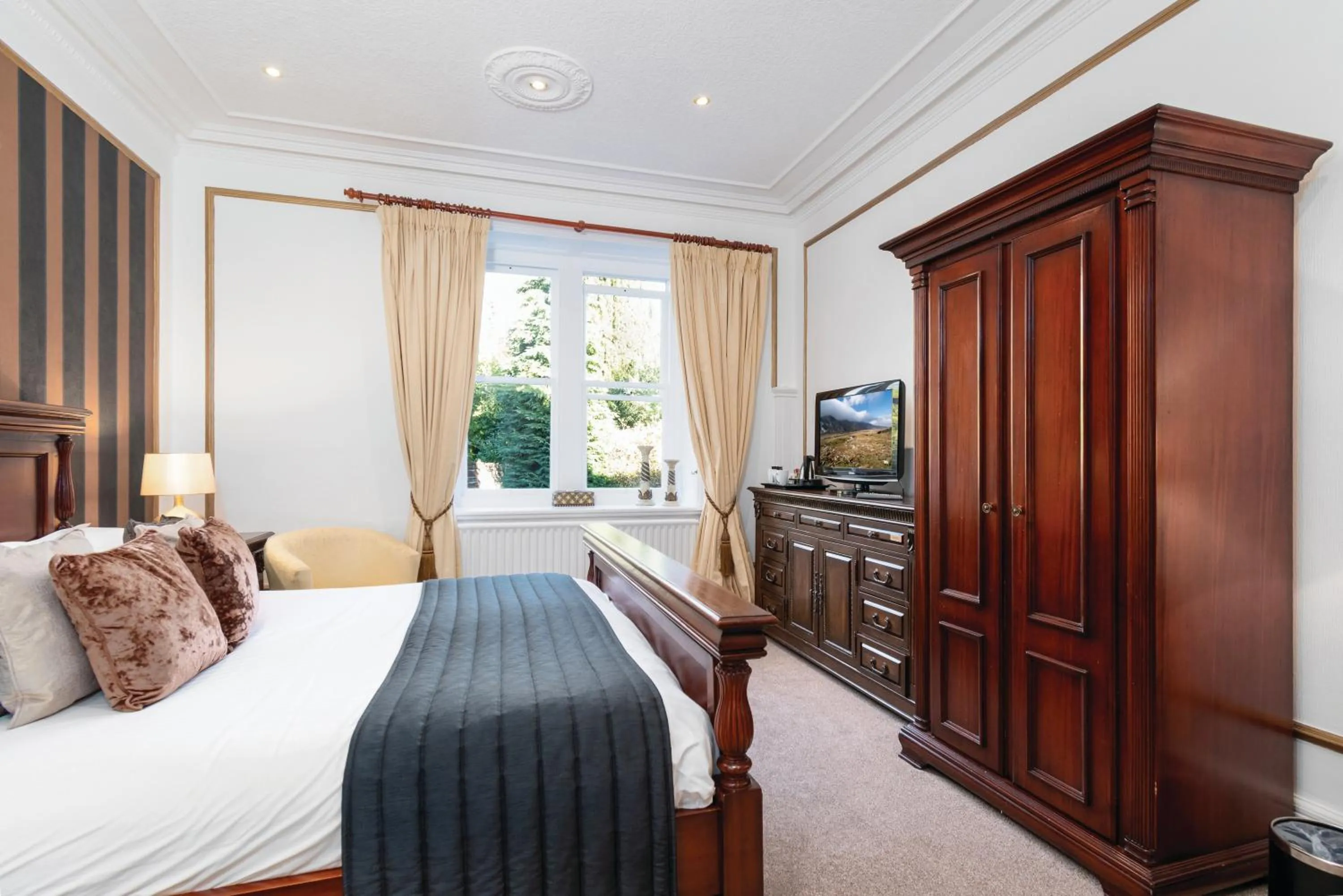 Bedroom, Bed in Bron Eifion Hotel