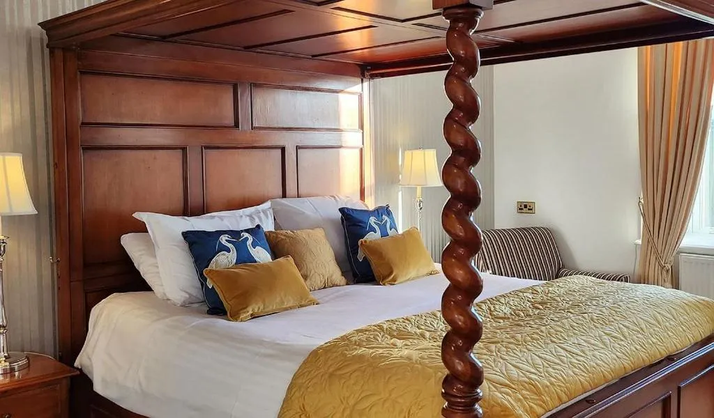 Bedroom, Bed in Bron Eifion Hotel