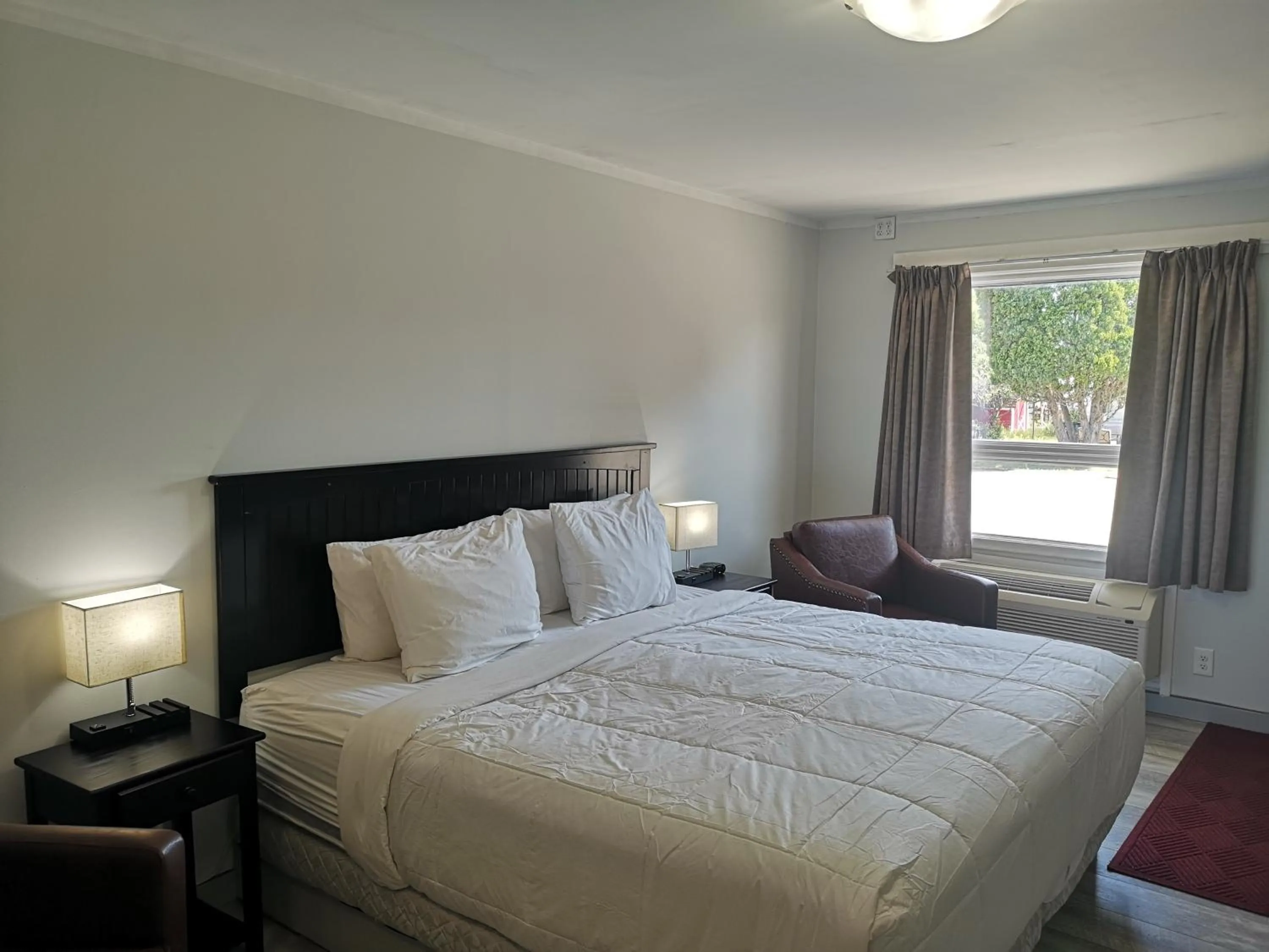 Bed in Almo Court Motel