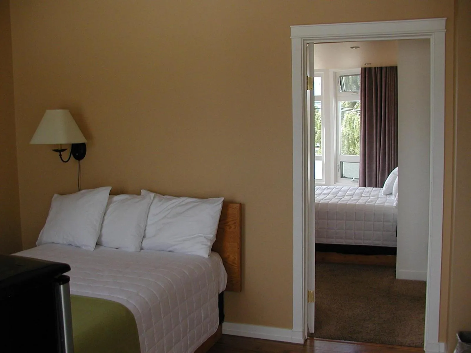 Decorative detail, Bed in Almo Court Motel