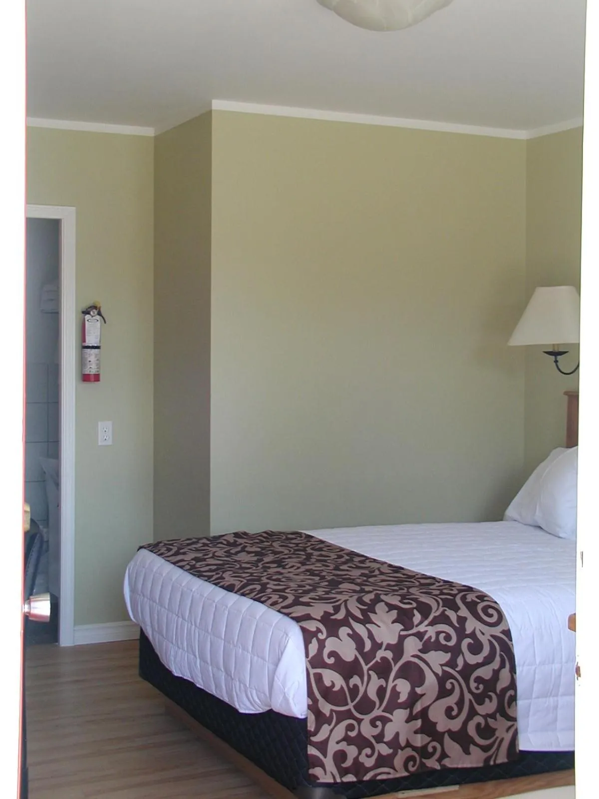 Photo of the whole room, Bed in Almo Court Motel