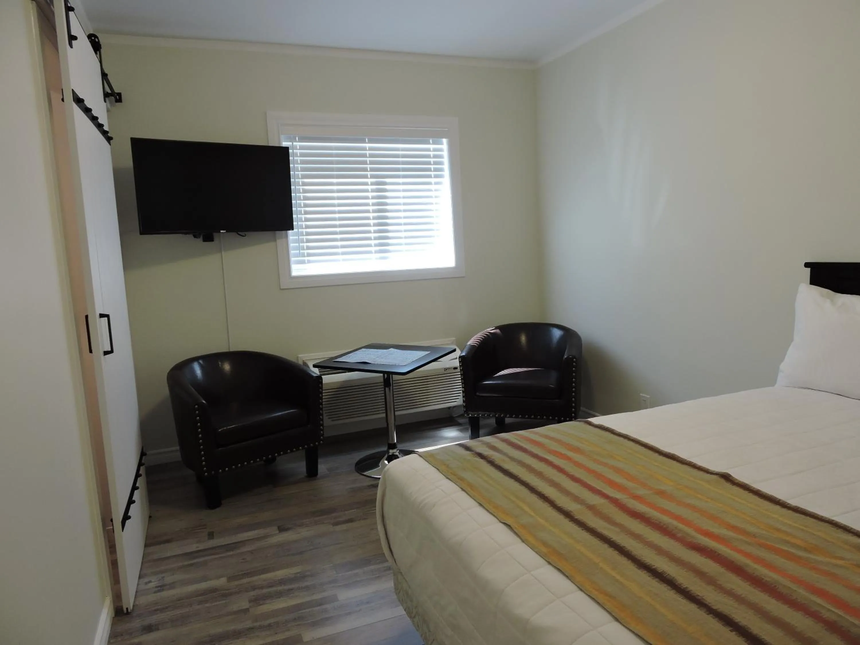 Bed in Almo Court Motel