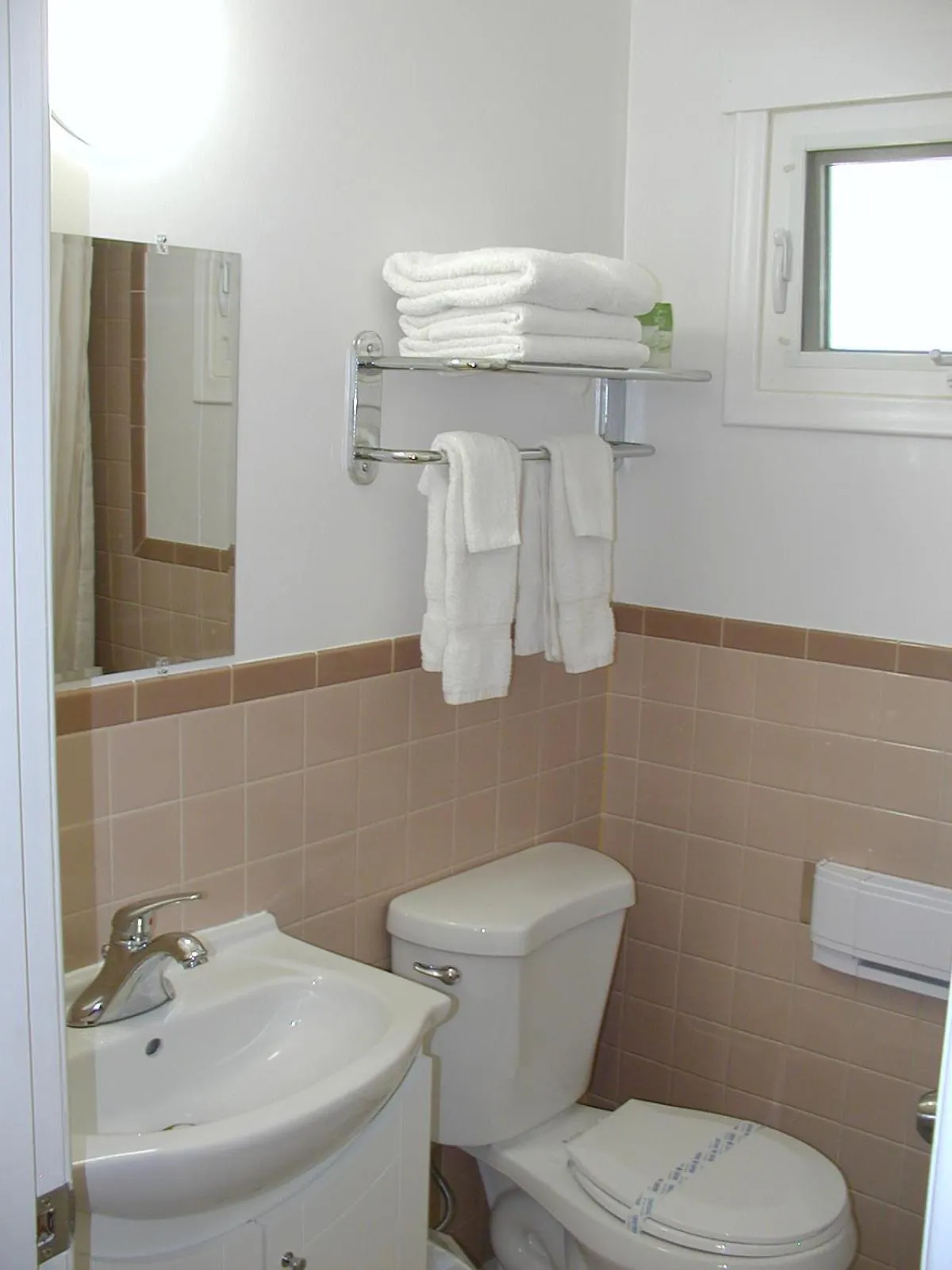 Bathroom in Almo Court Motel