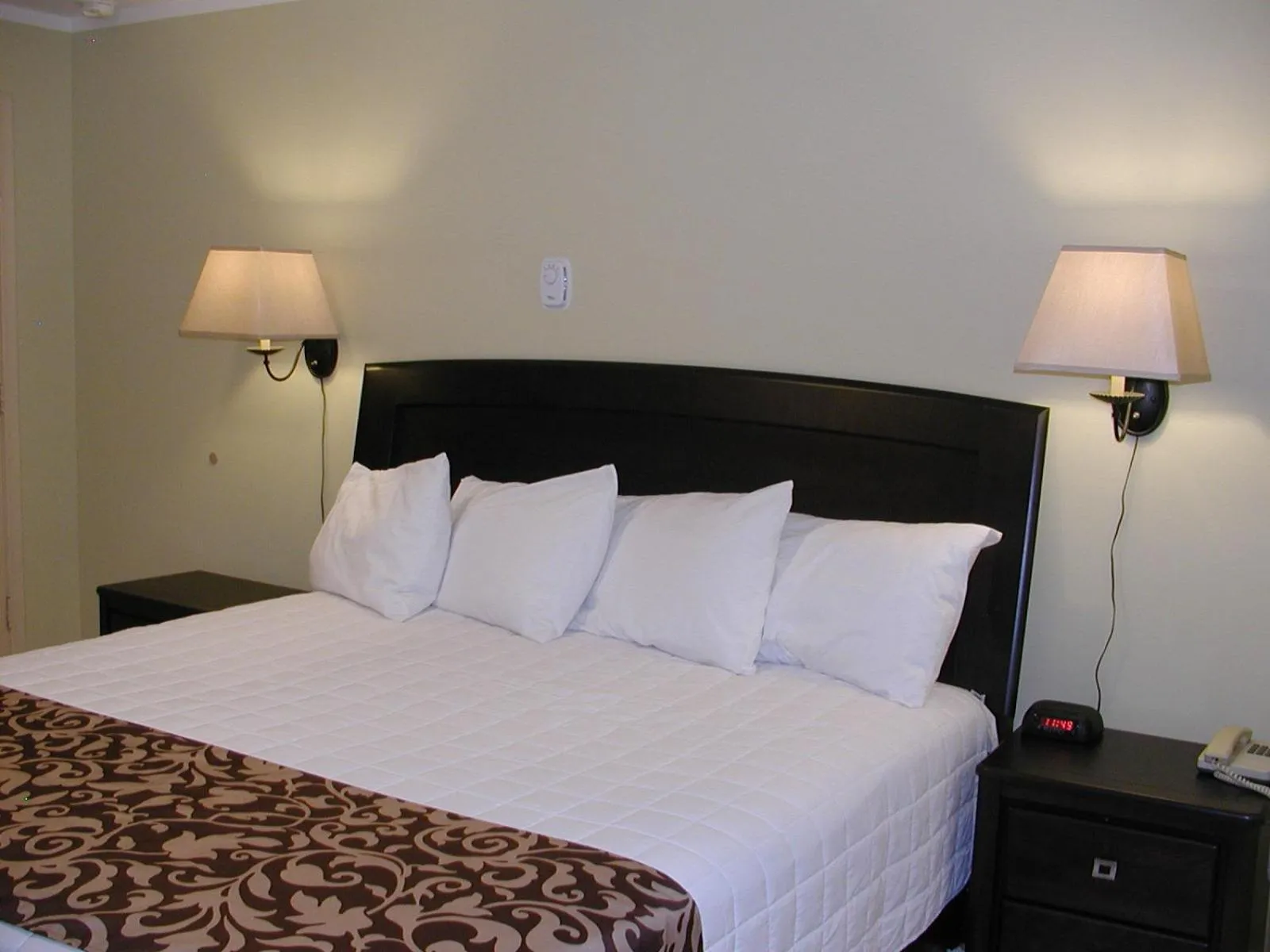 Bed in Almo Court Motel