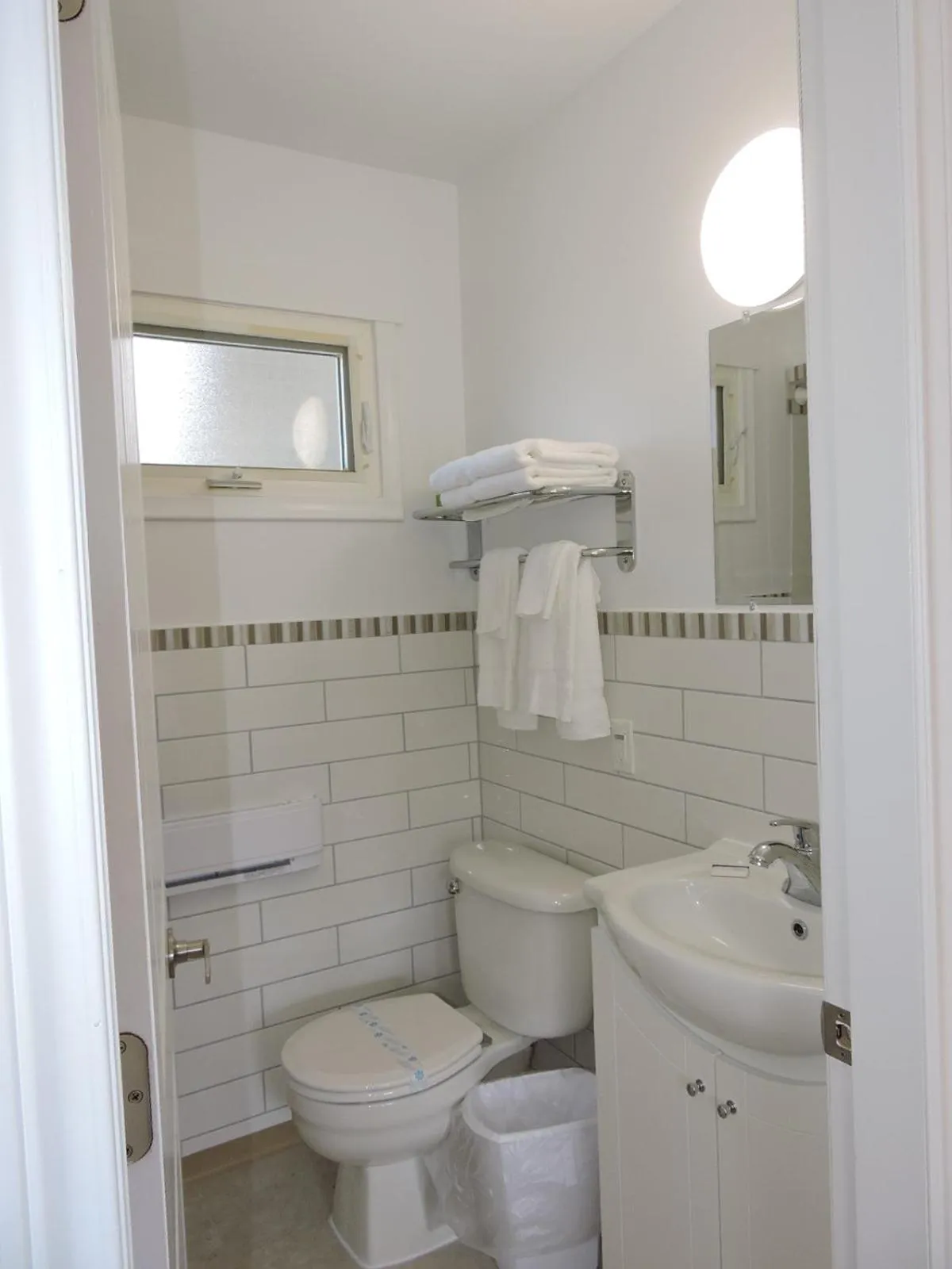 Bathroom in Almo Court Motel