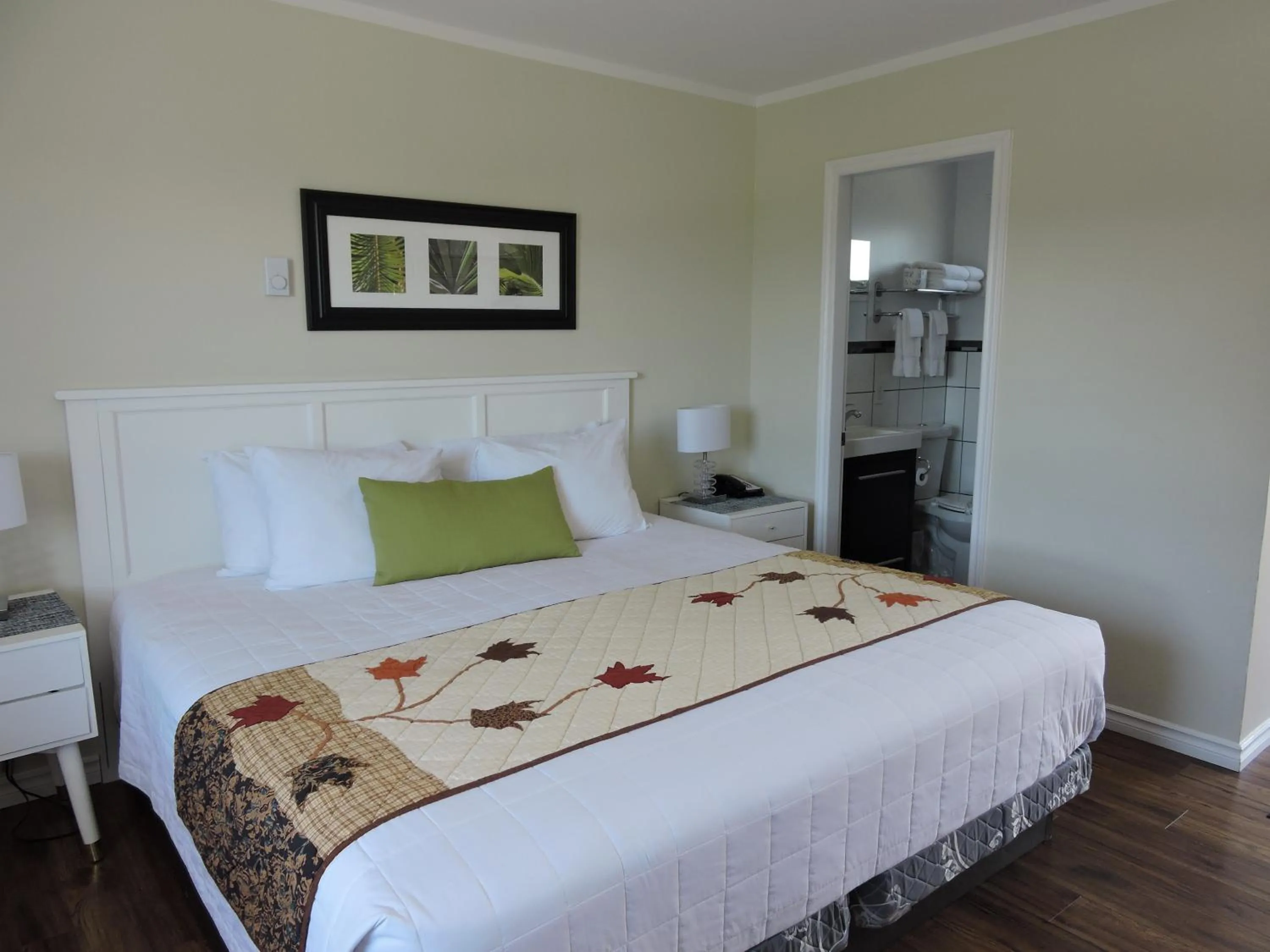 Photo of the whole room, Bed in Almo Court Motel