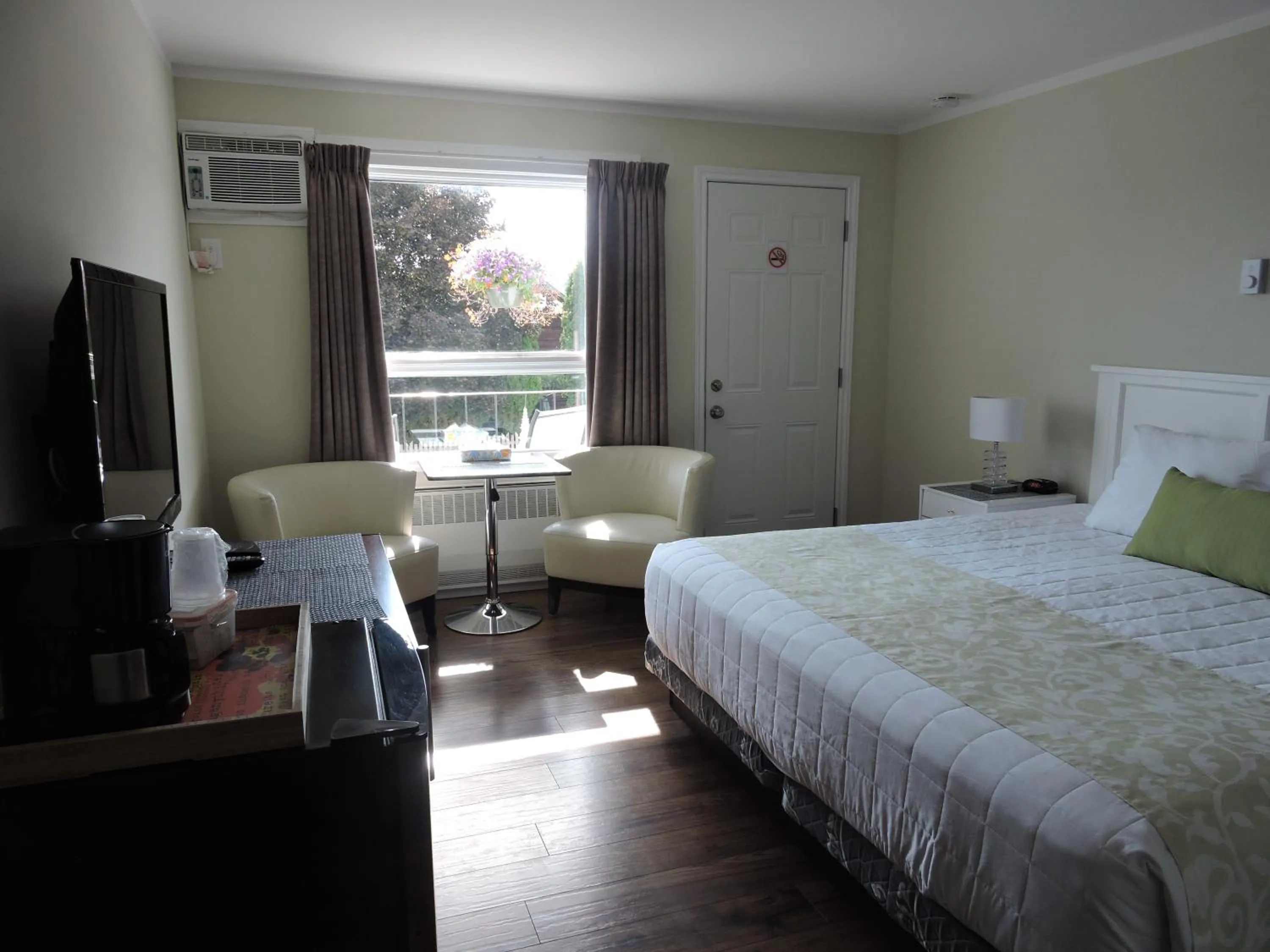 Photo of the whole room, Bed in Almo Court Motel