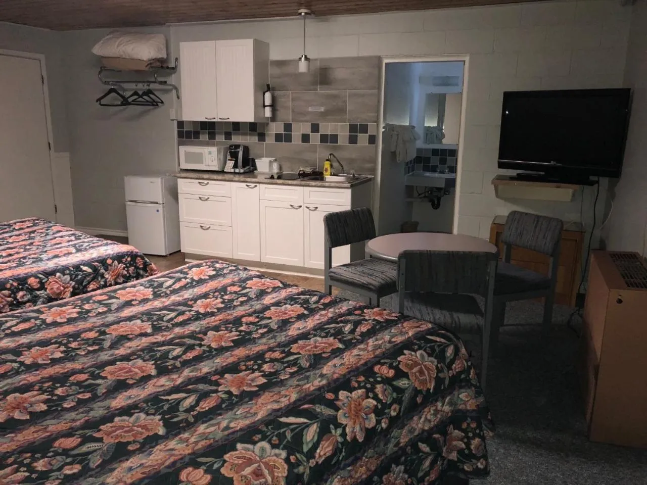 Bedroom, Bed in Kootenay Country Inn