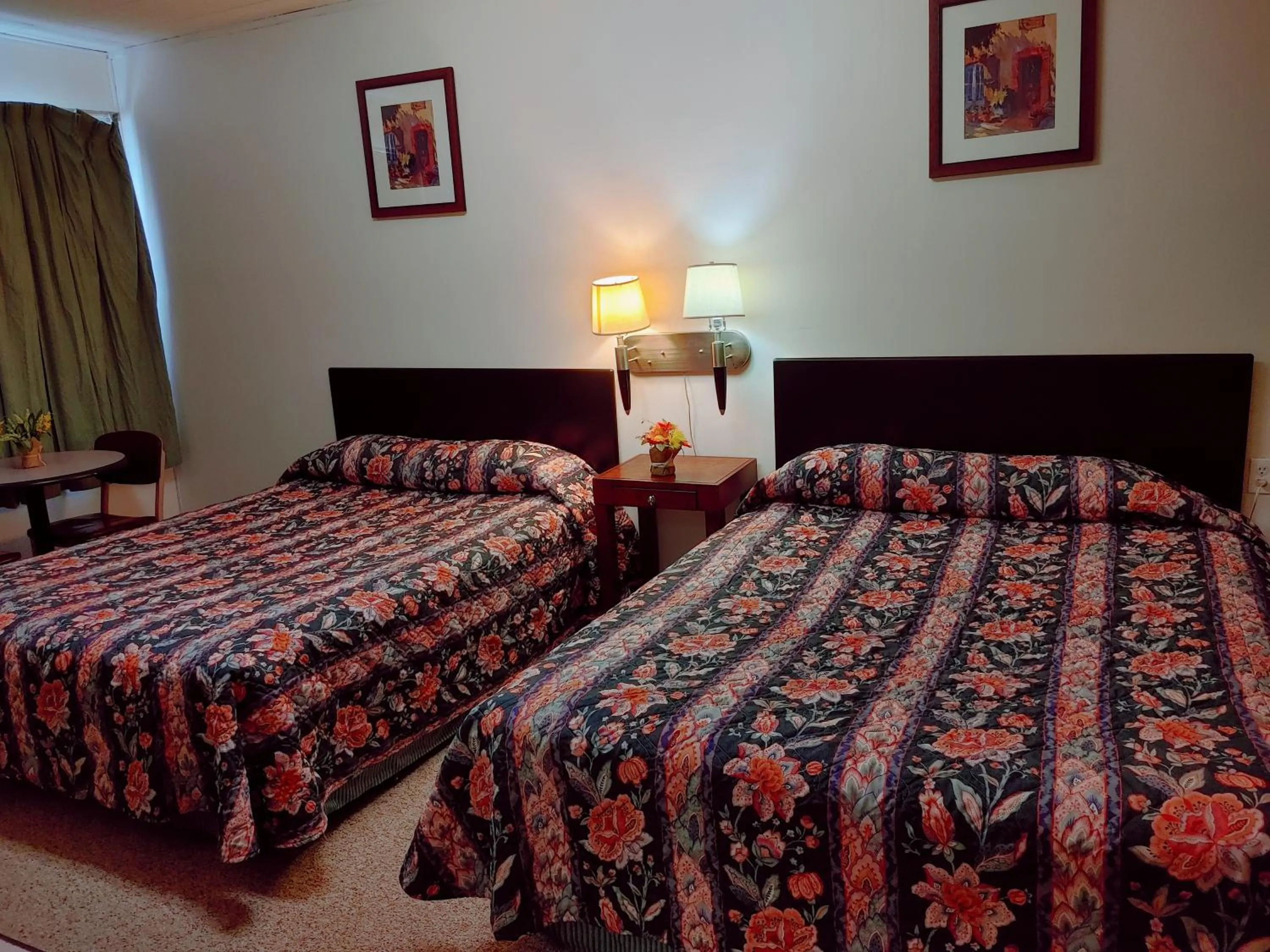 Bed in Kootenay Country Inn