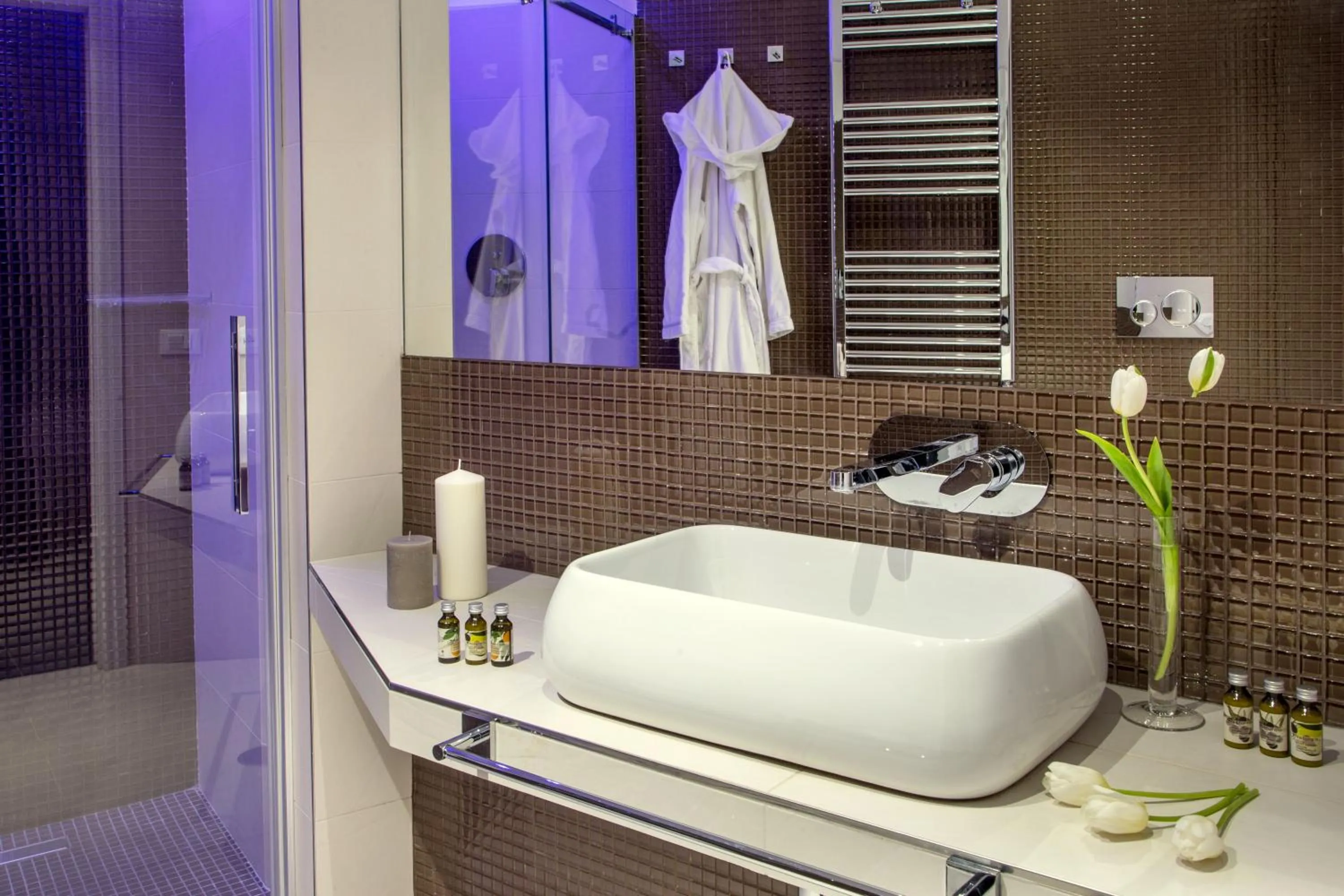 Bathroom in GCF Luxury Suites, Guest house