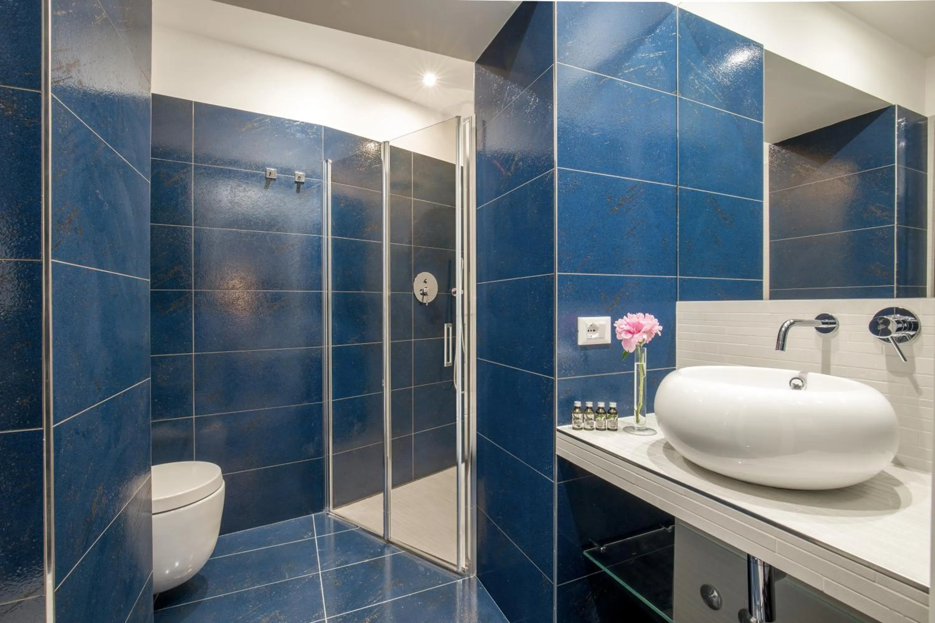 Bathroom in GCF Luxury Suites, Guest house