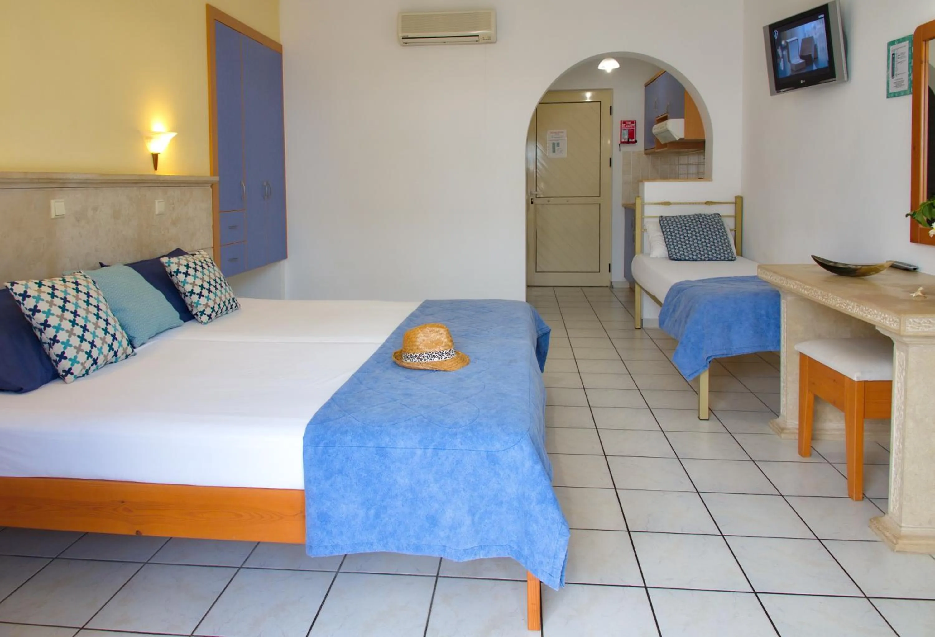 Photo of the whole room, Bed in Maria Rousse