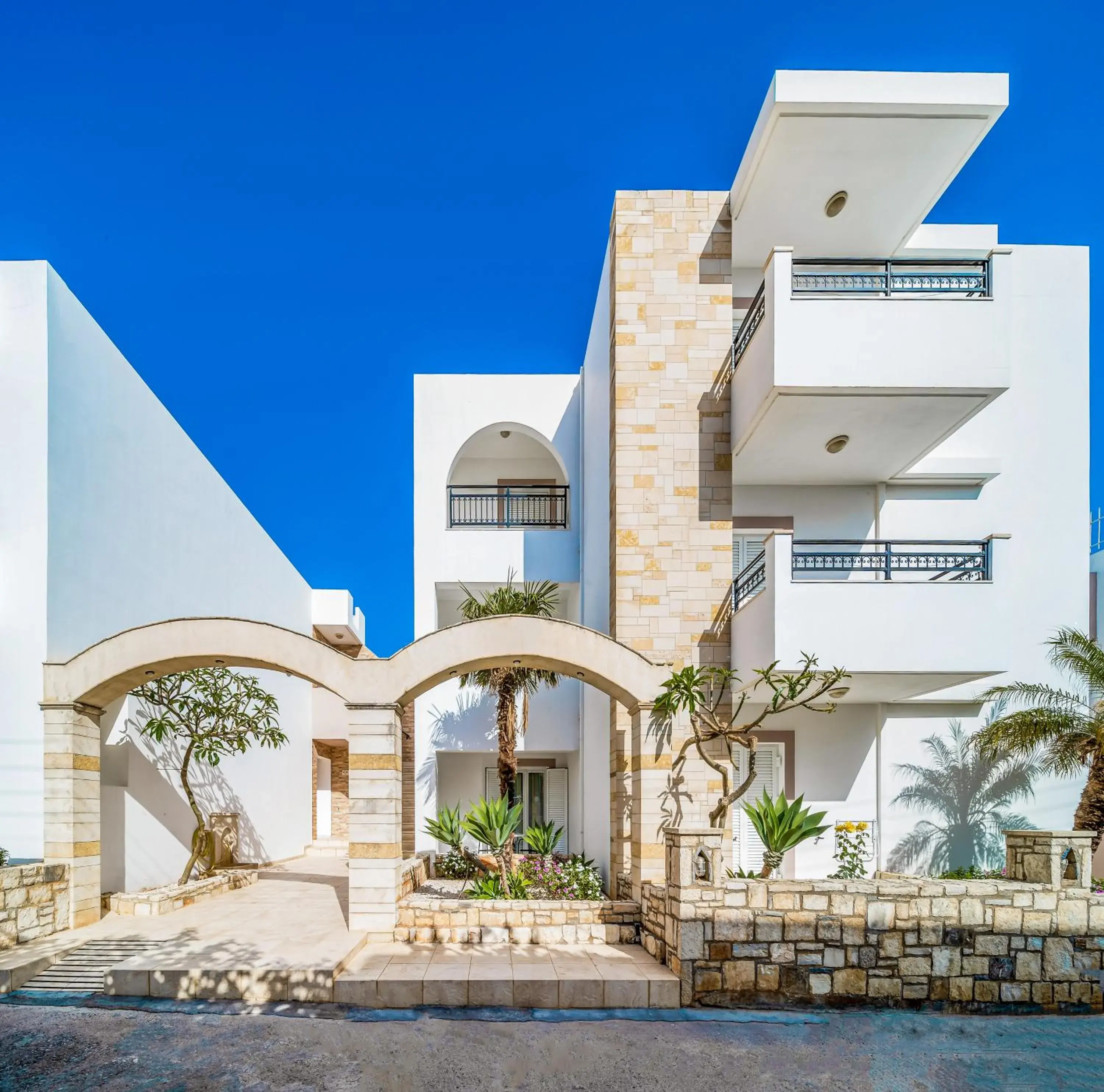 Property building in Maria Rousse Property building in Maria Rousse