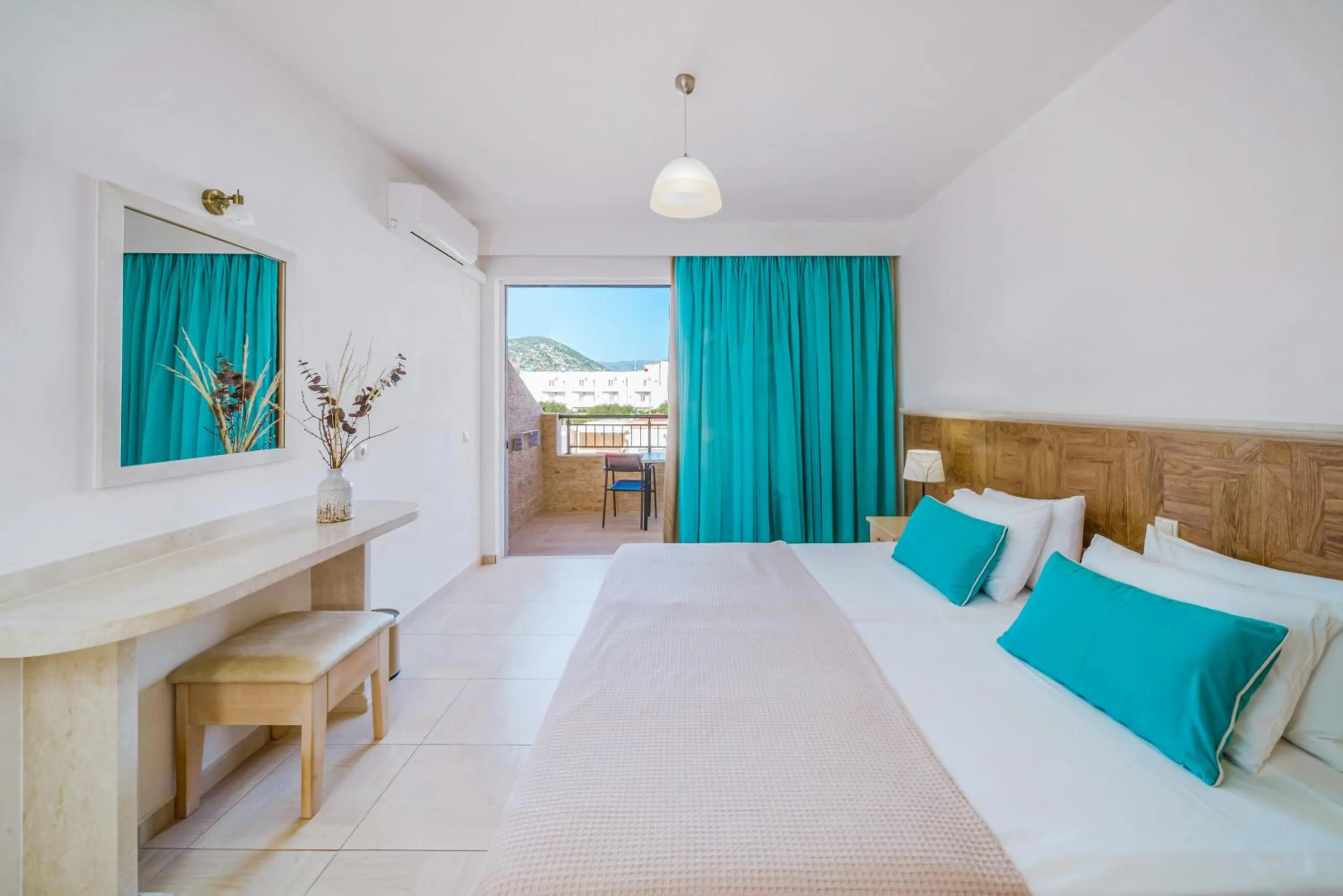 Photo of the whole room, Bed in Maria Rousse