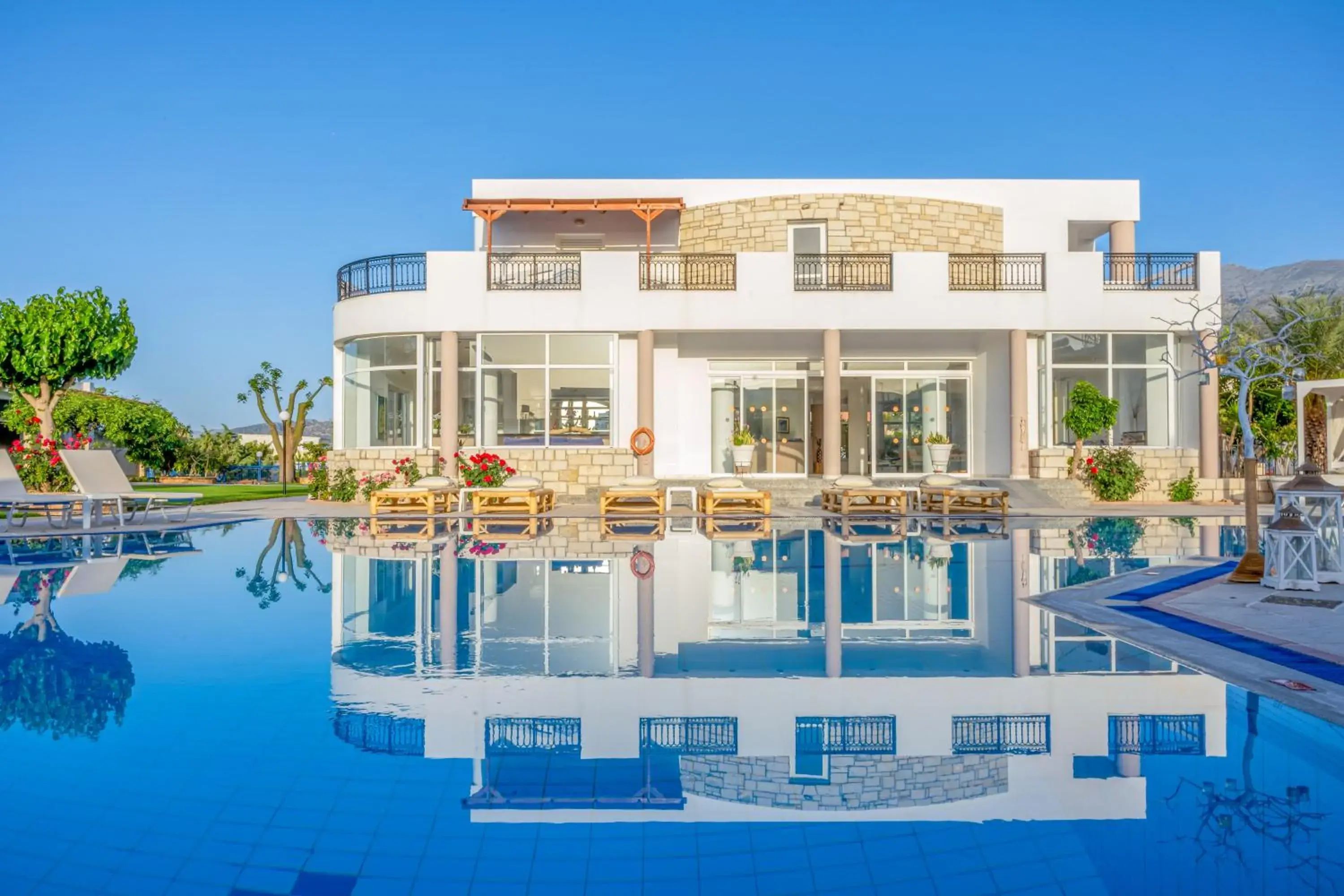 Property building in Maria Rousse Property building in Maria Rousse