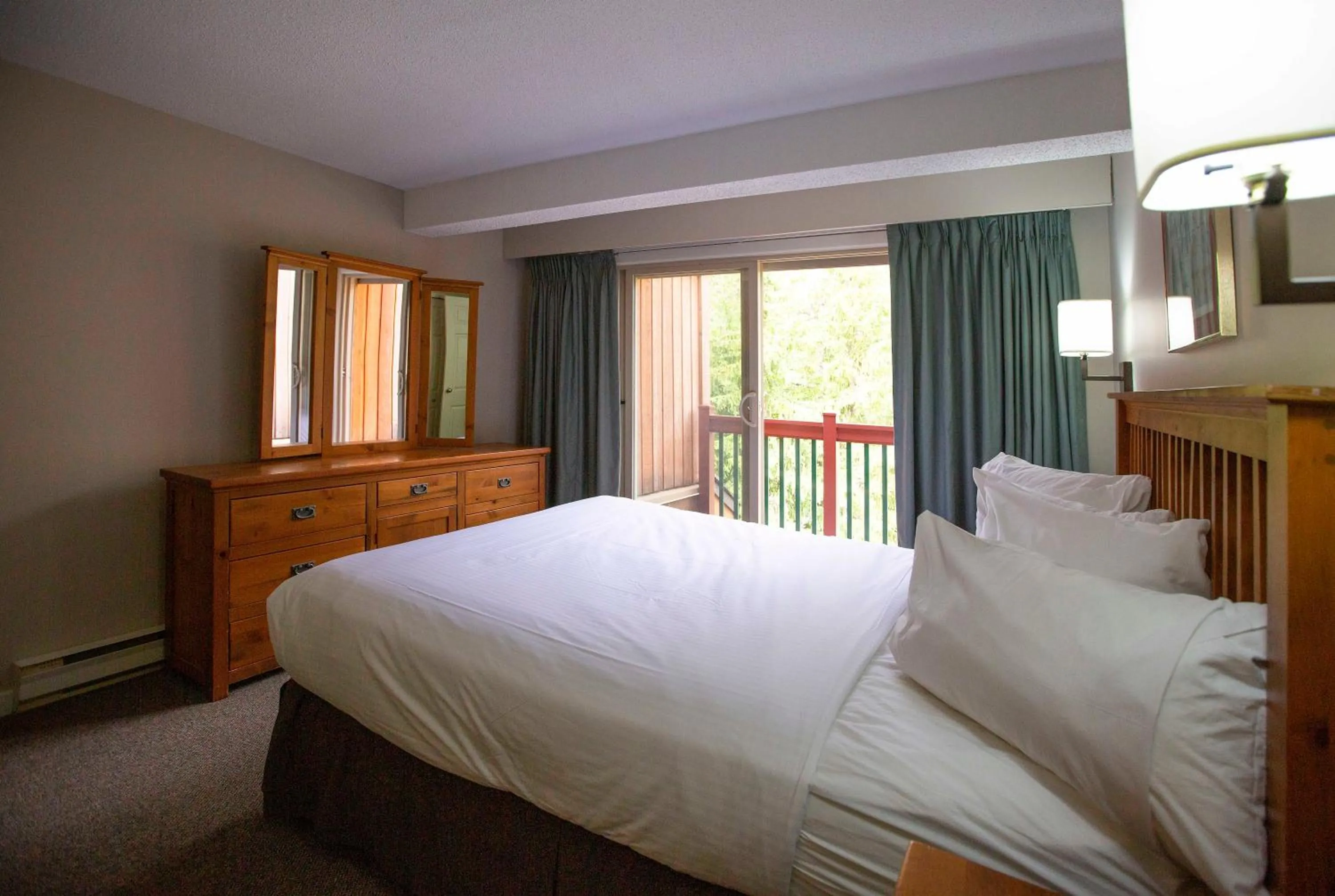 Bed in Panorama Vacation Retreat at Horsethief Lodge