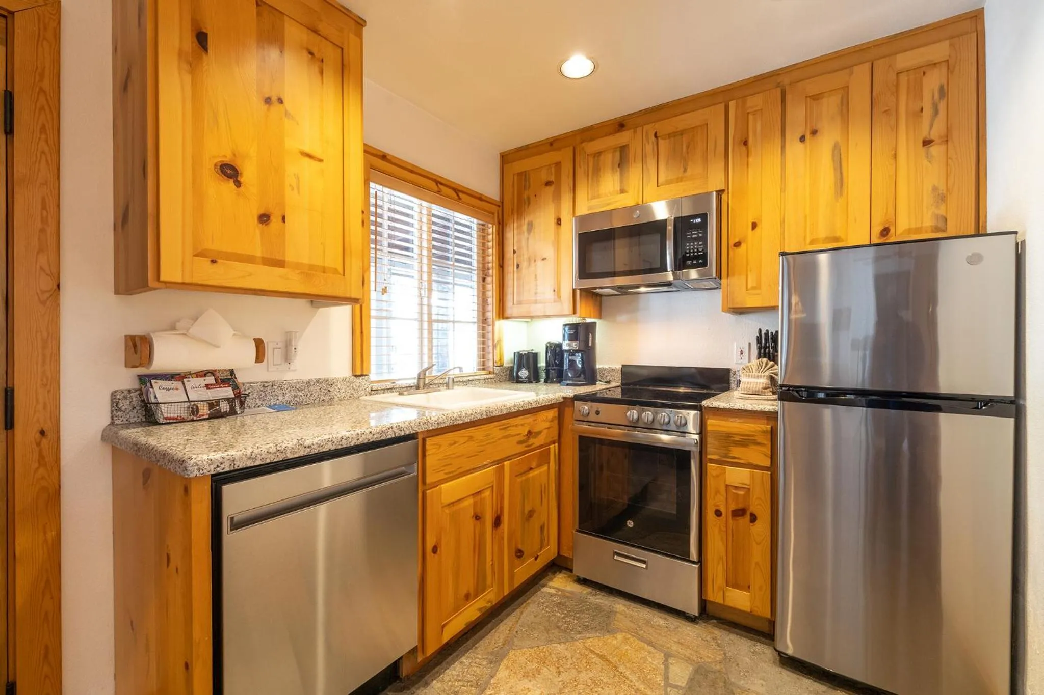 Kitchen or kitchenette in Red Wolf Lakeside Lodge