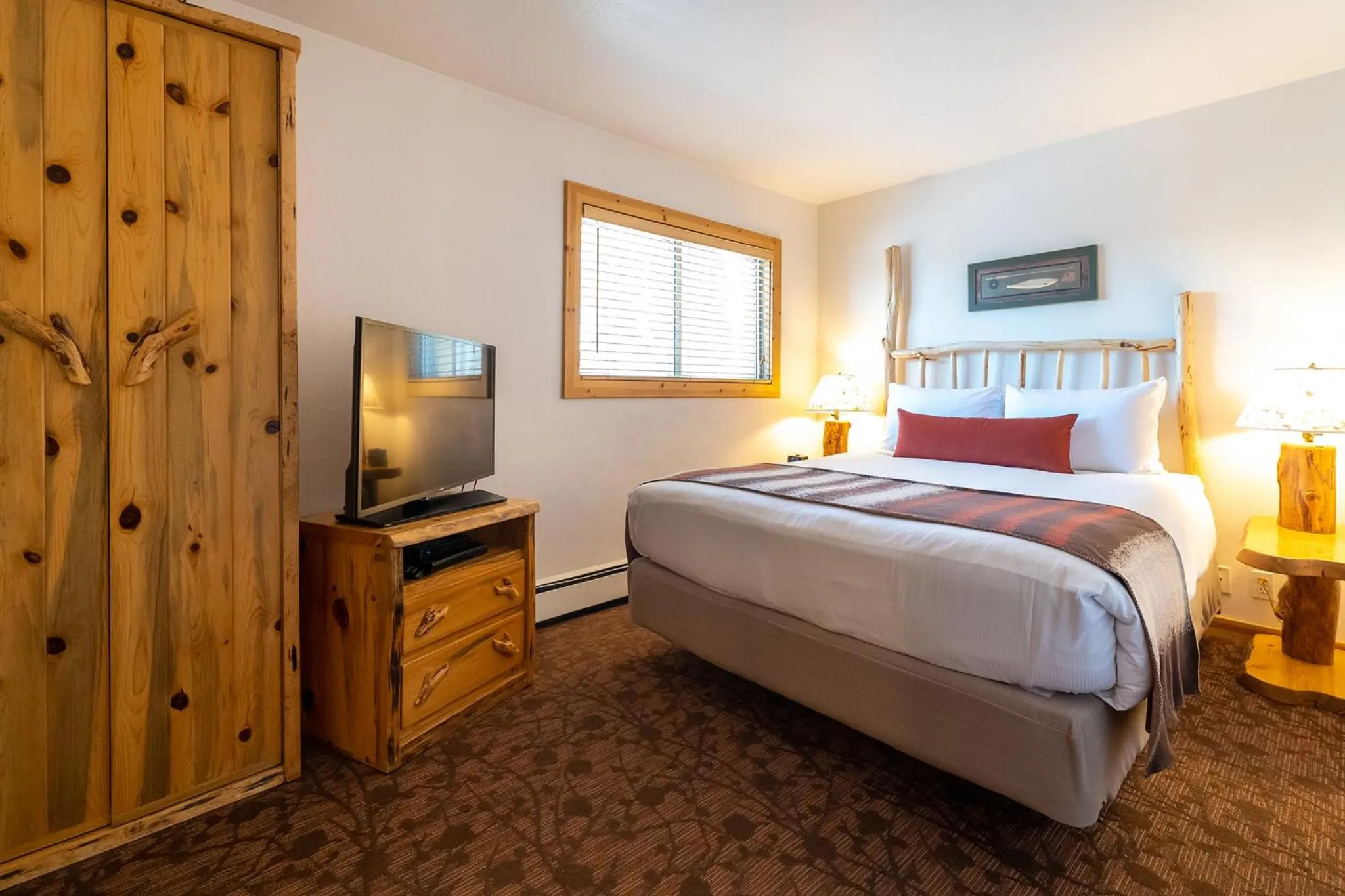 Bedroom, Bed in Red Wolf Lakeside Lodge