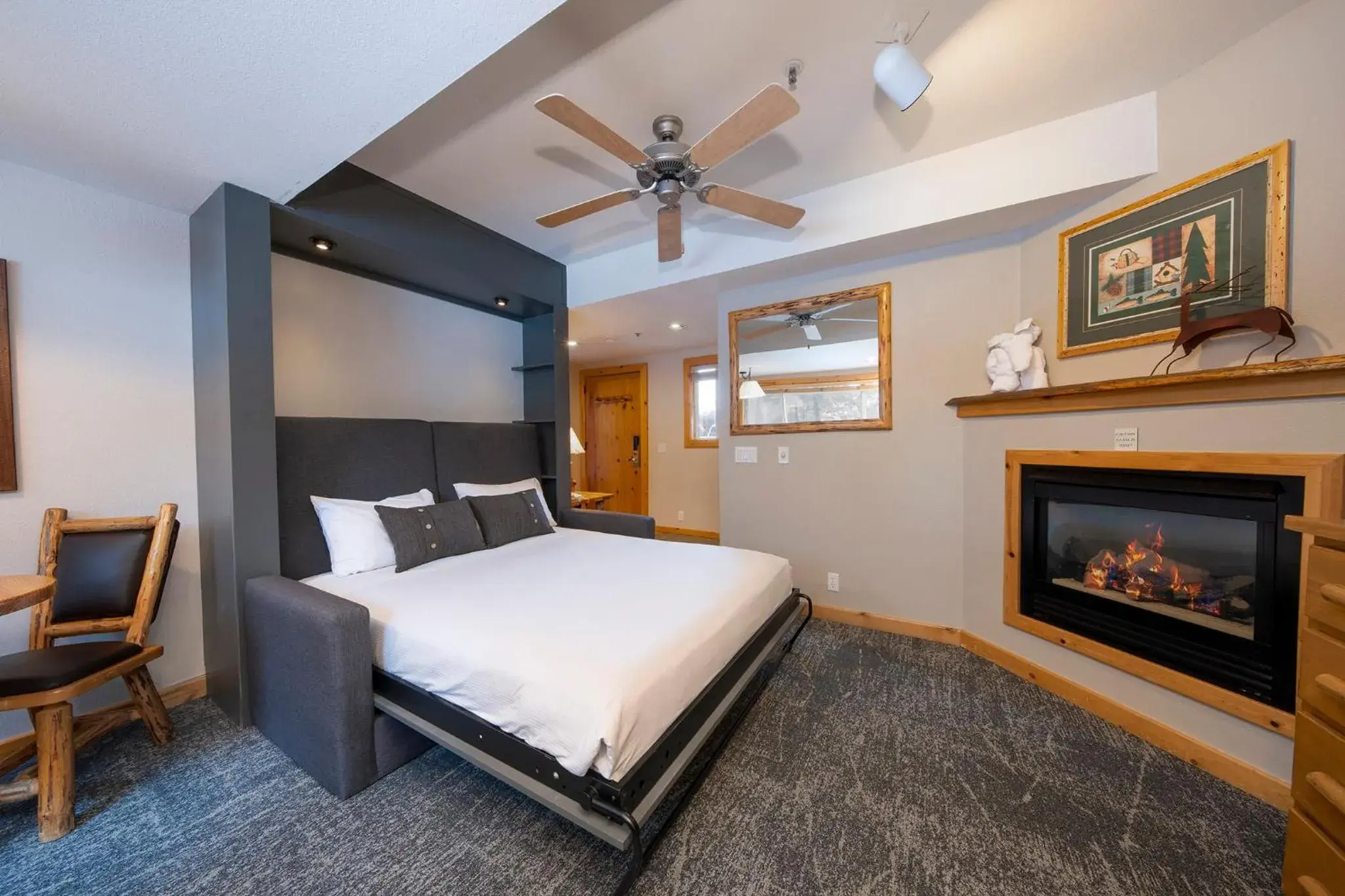 Photo of the whole room, Bed in Red Wolf Lakeside Lodge Photo of the whole room, Bed in Red Wolf Lakeside Lodge