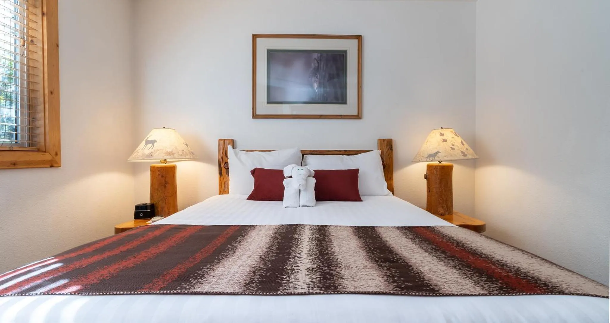 Bed in Red Wolf Lakeside Lodge