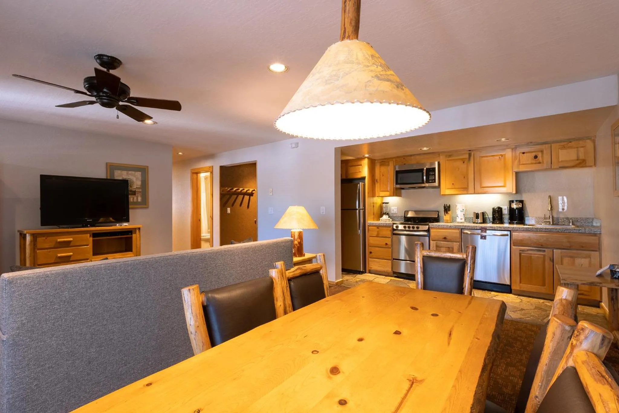 Dining area in Red Wolf Lodge at Olympic Valley