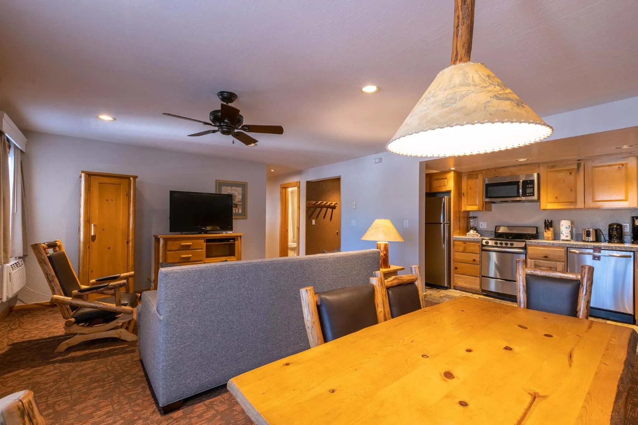 Dining area in Red Wolf Lodge at Olympic Valley
