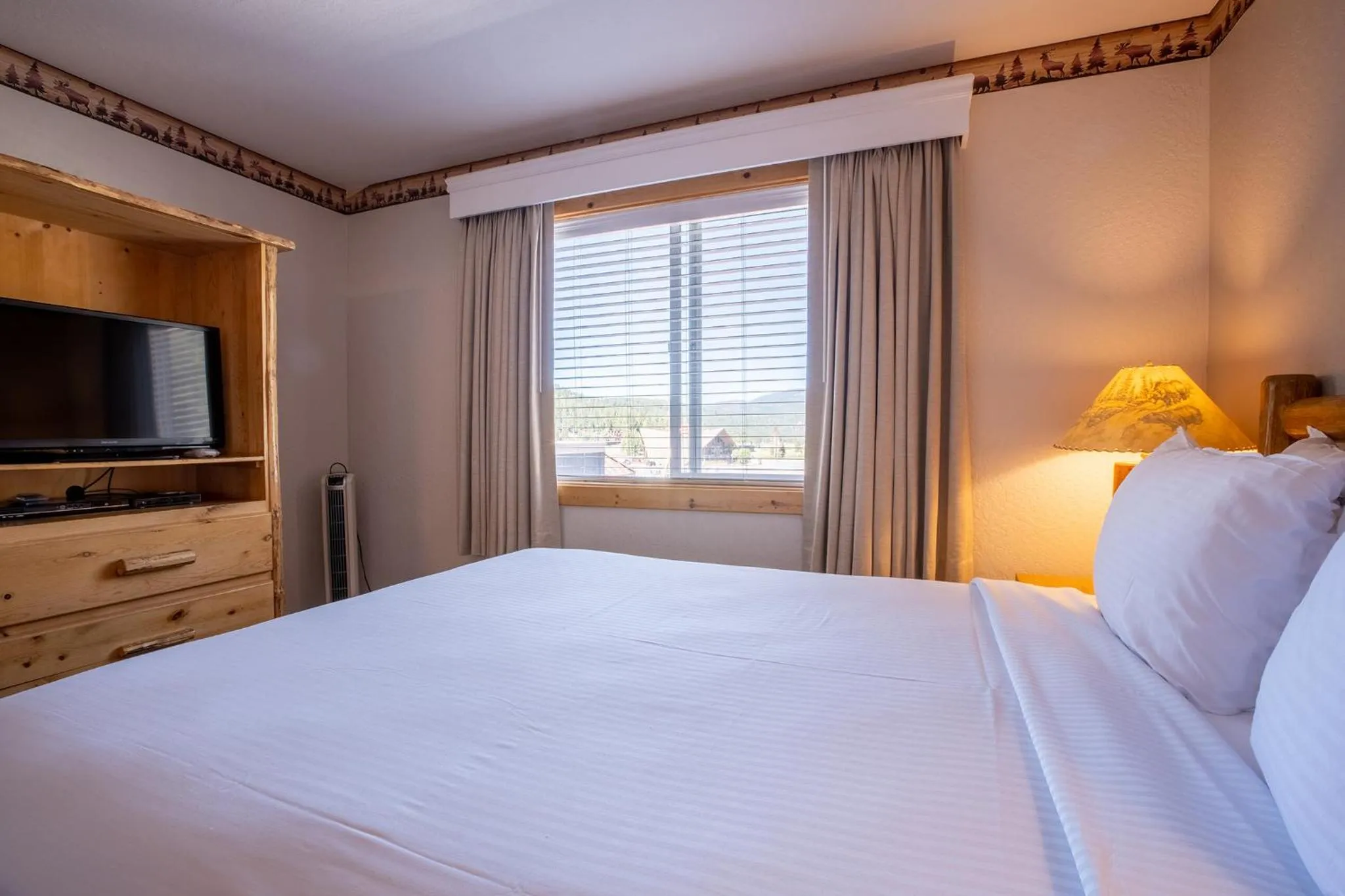 Bedroom, Bed in Red Wolf Lodge at Olympic Valley