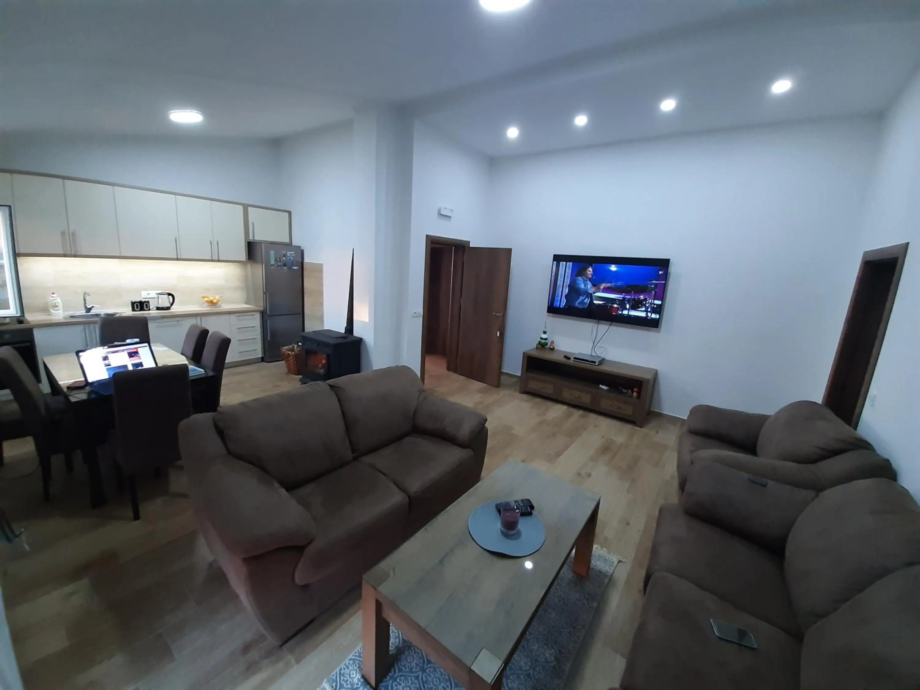 3rooms,11 people