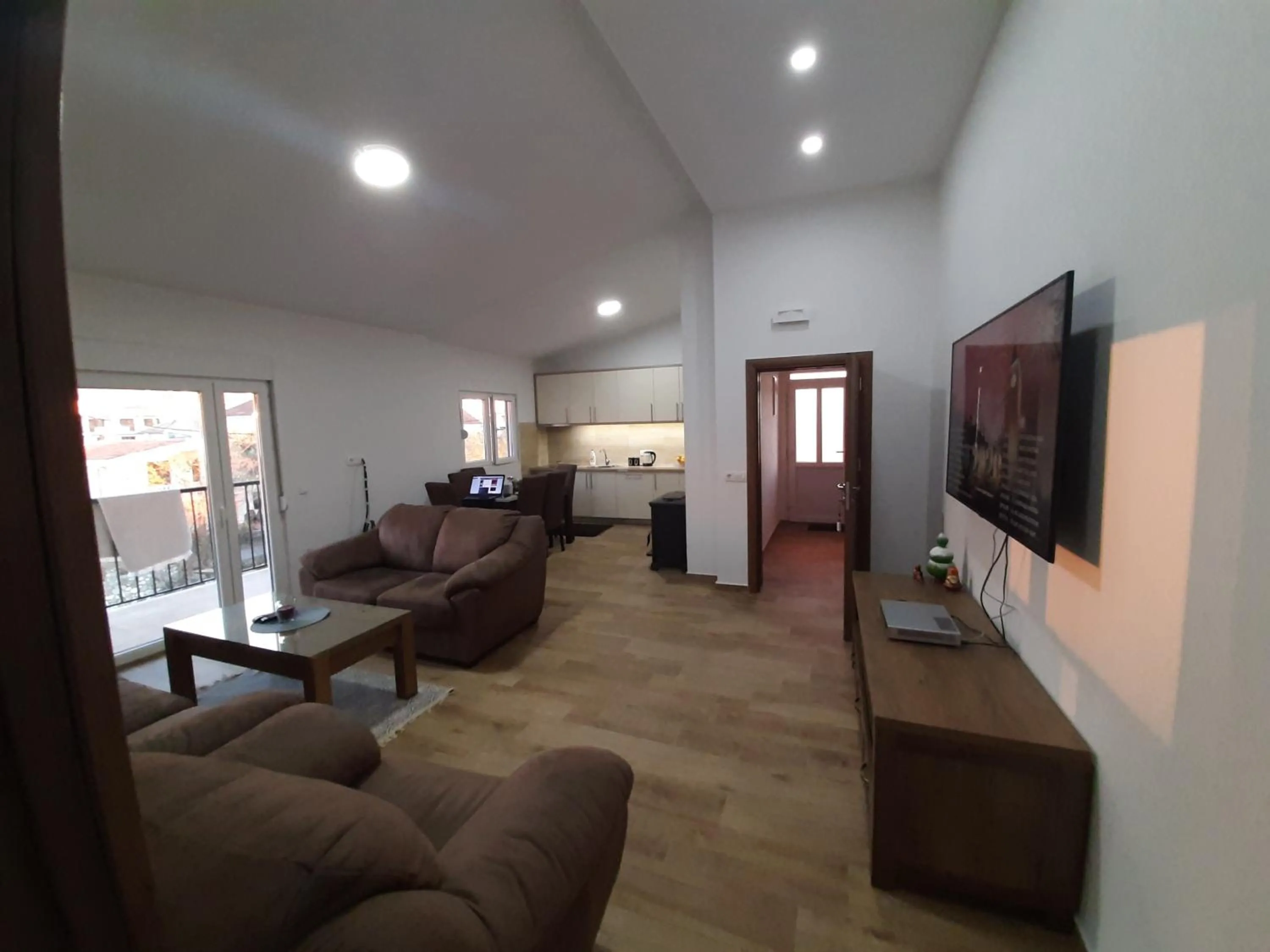 3rooms,11 people