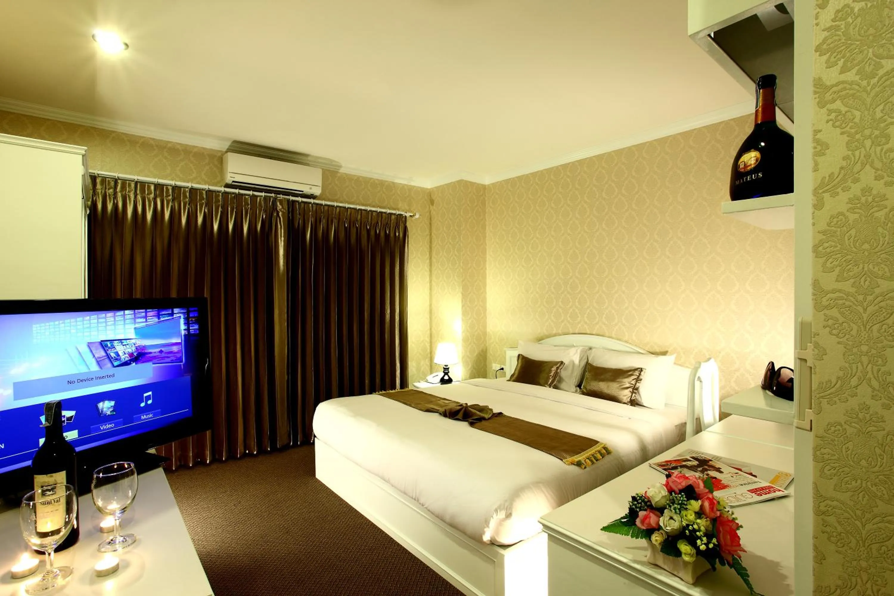 Photo of the whole room, Bed in Victoria Nimman Hotel