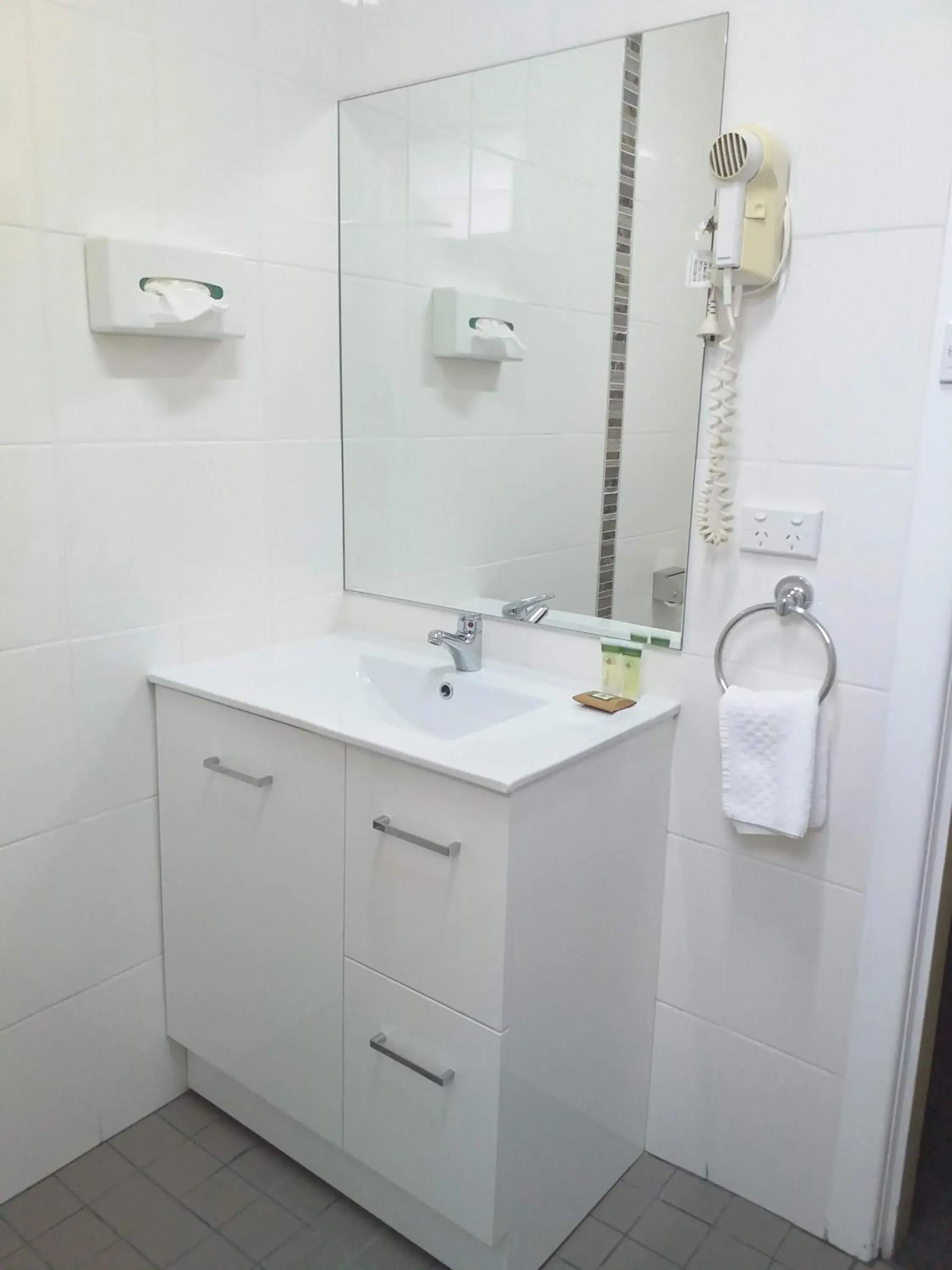 Bathroom in Bucketts Way Motel Gloucester Bathroom in Bucketts Way Motel Gloucester