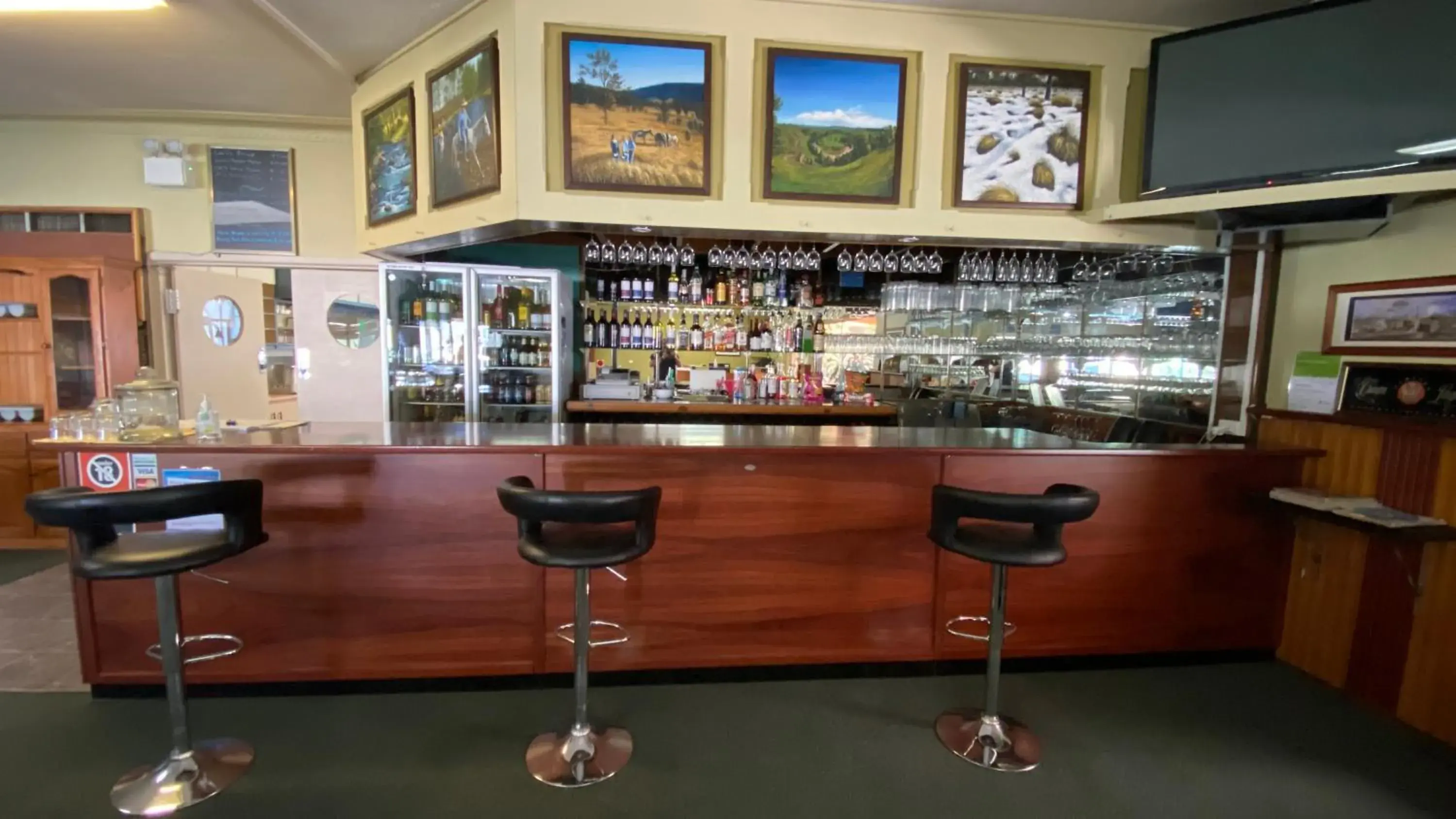 Lounge or bar in Bucketts Way Motel Gloucester Lounge or bar in Bucketts Way Motel Gloucester