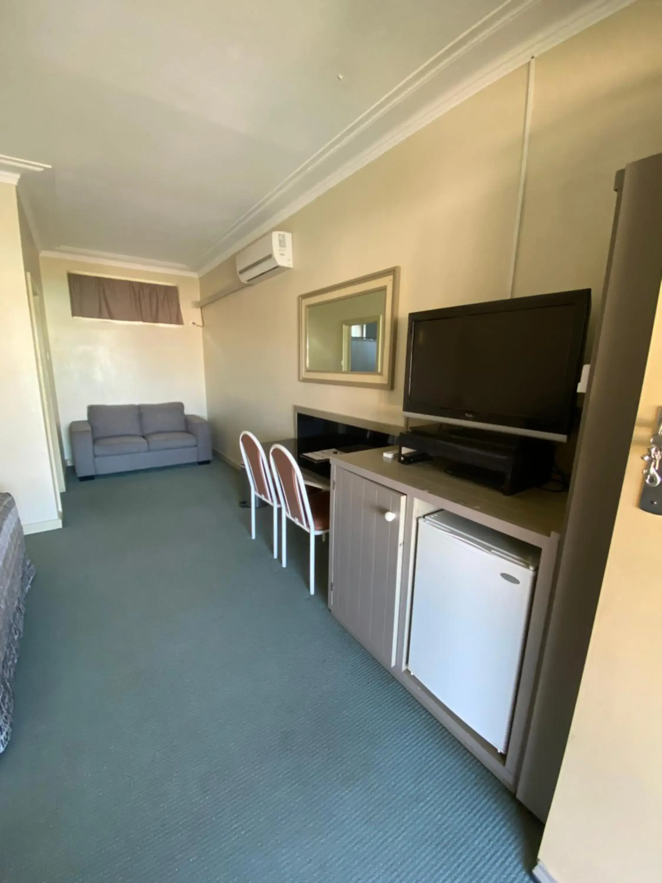 Deluxe Queen Room in Bucketts Way Motel Gloucester Deluxe Queen Room in Bucketts Way Motel Gloucester