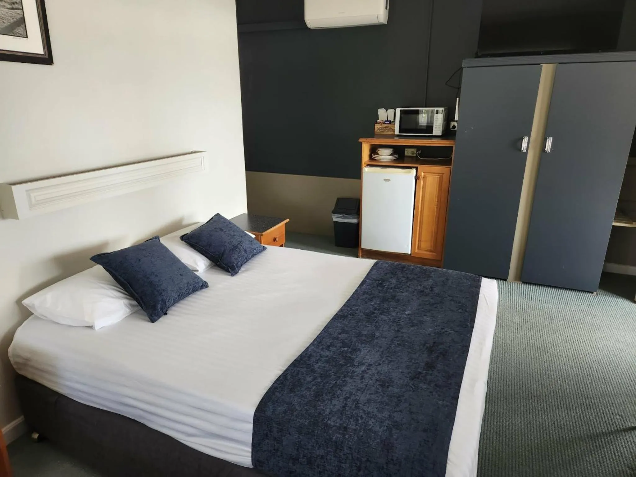 Bed in Bucketts Way Motel Gloucester