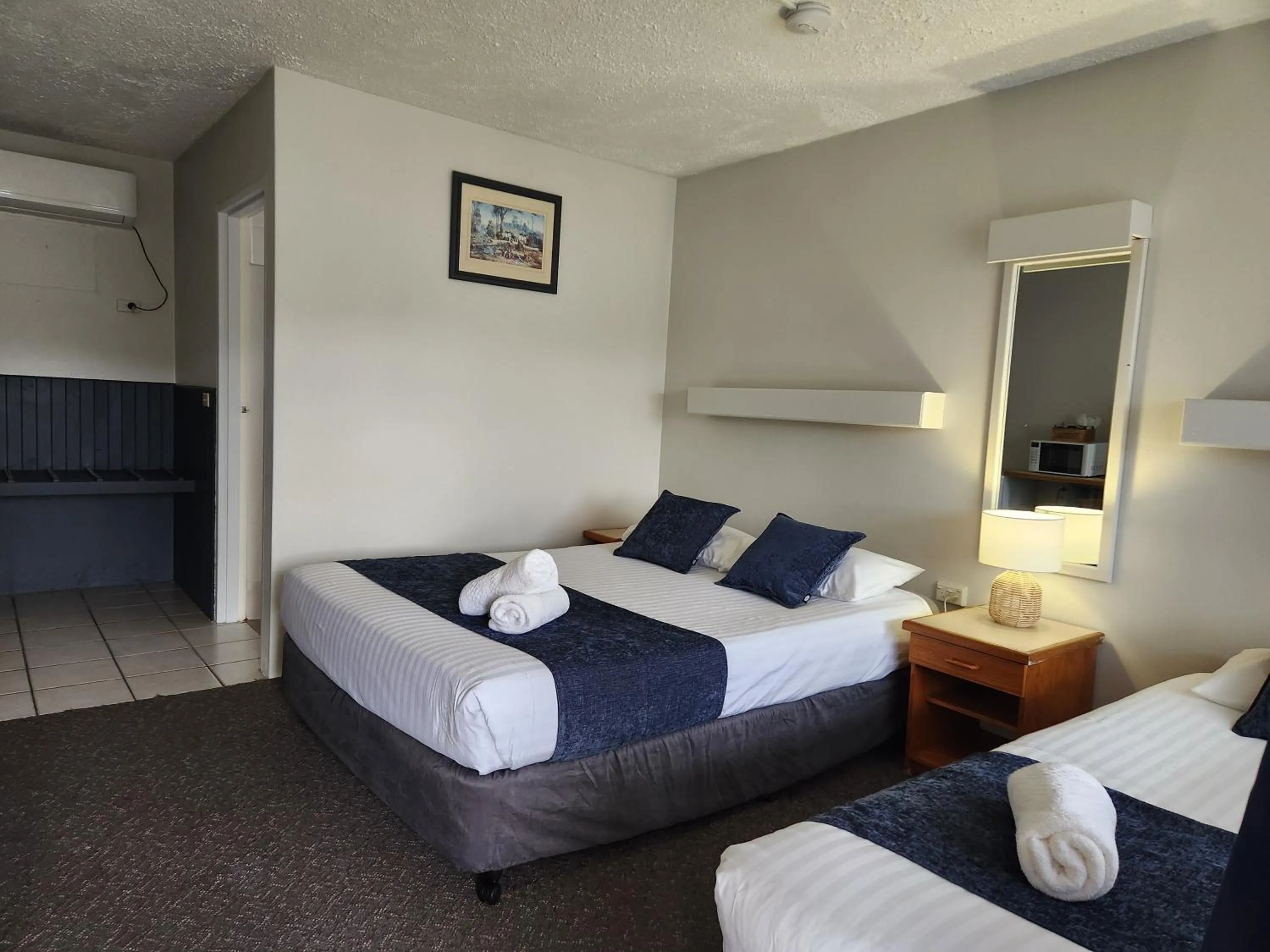 Bed in Bucketts Way Motel Gloucester