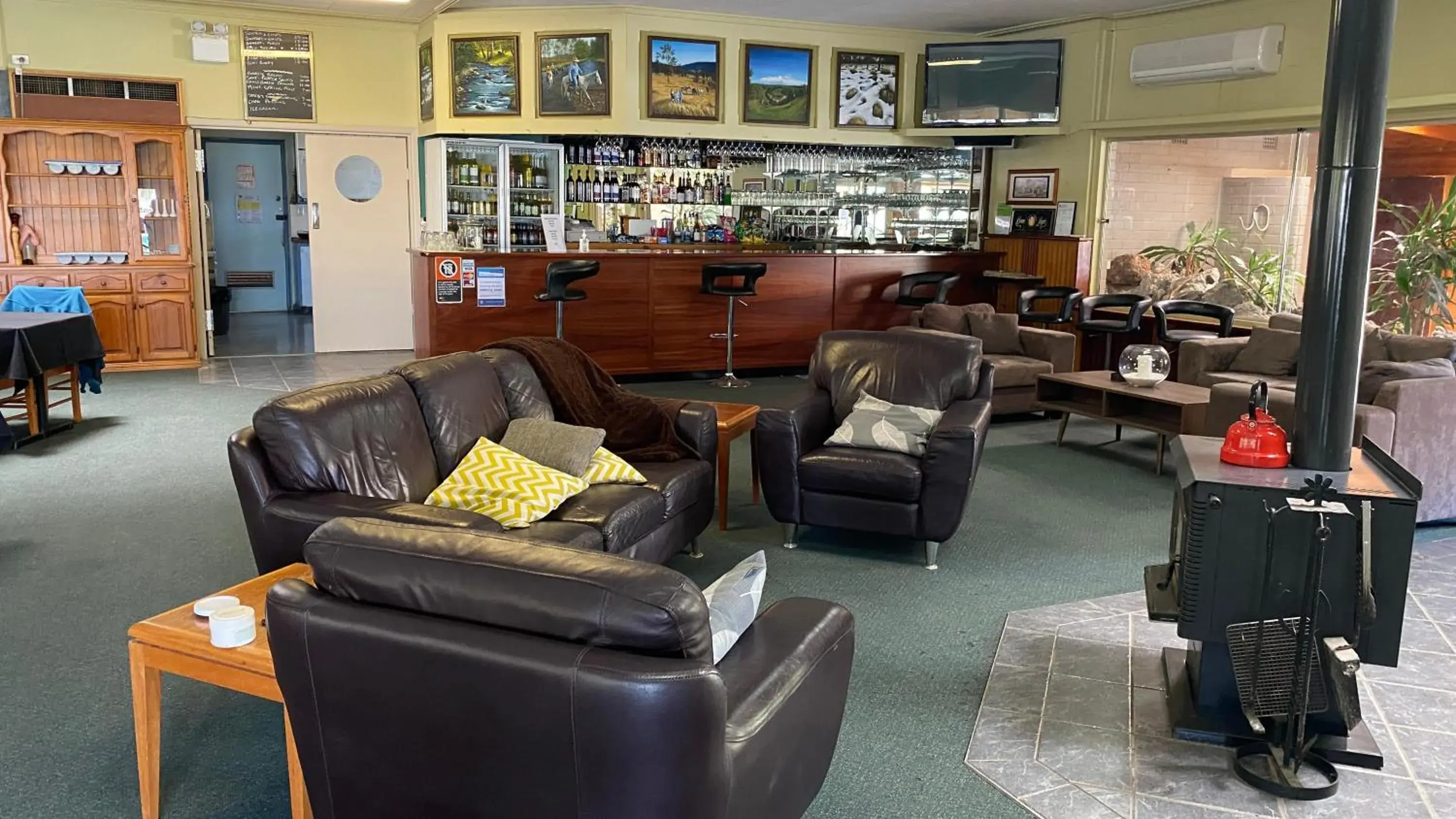 Lounge or bar in Bucketts Way Motel Gloucester Lounge or bar in Bucketts Way Motel Gloucester
