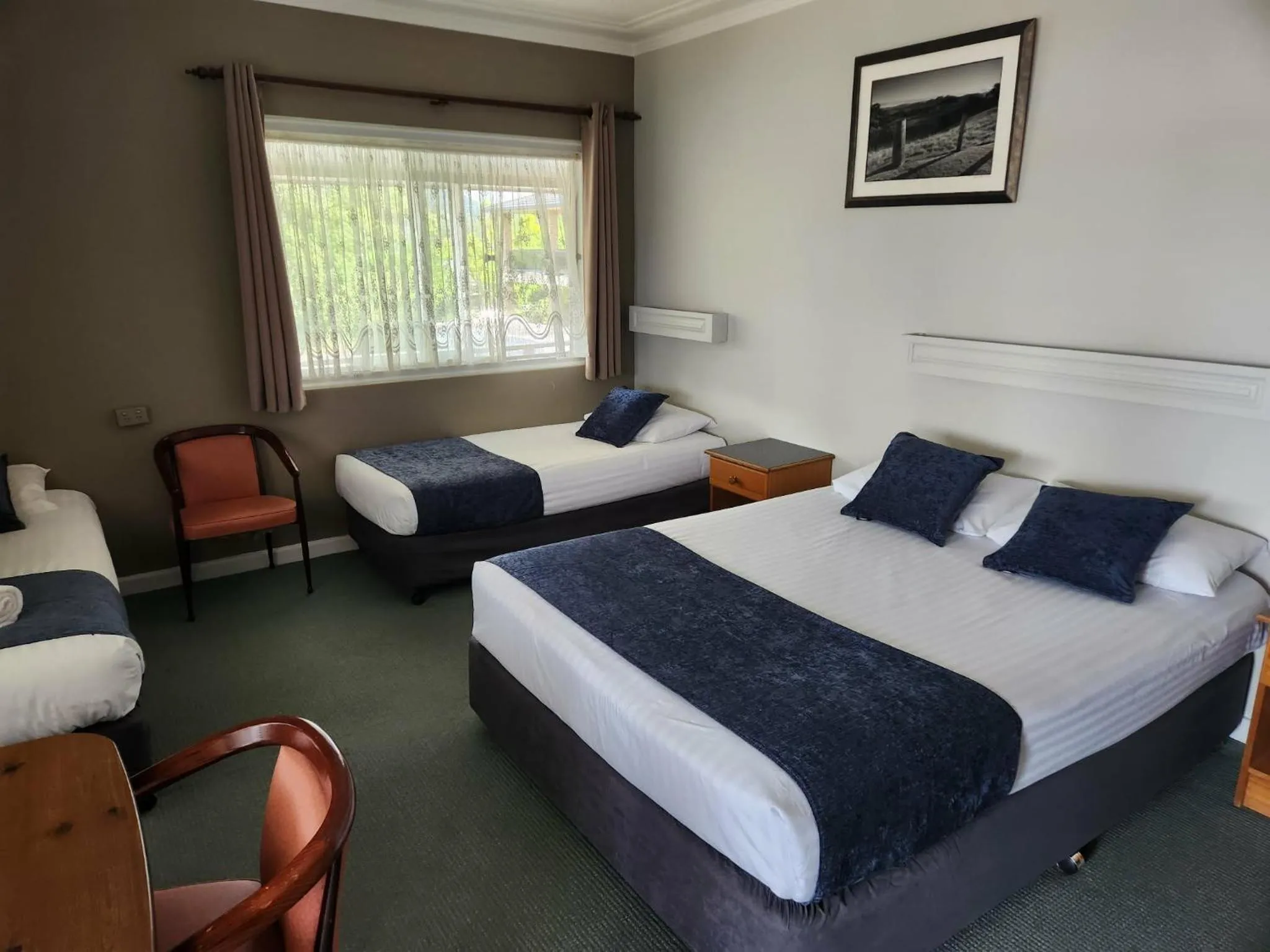 Bed in Bucketts Way Motel Gloucester