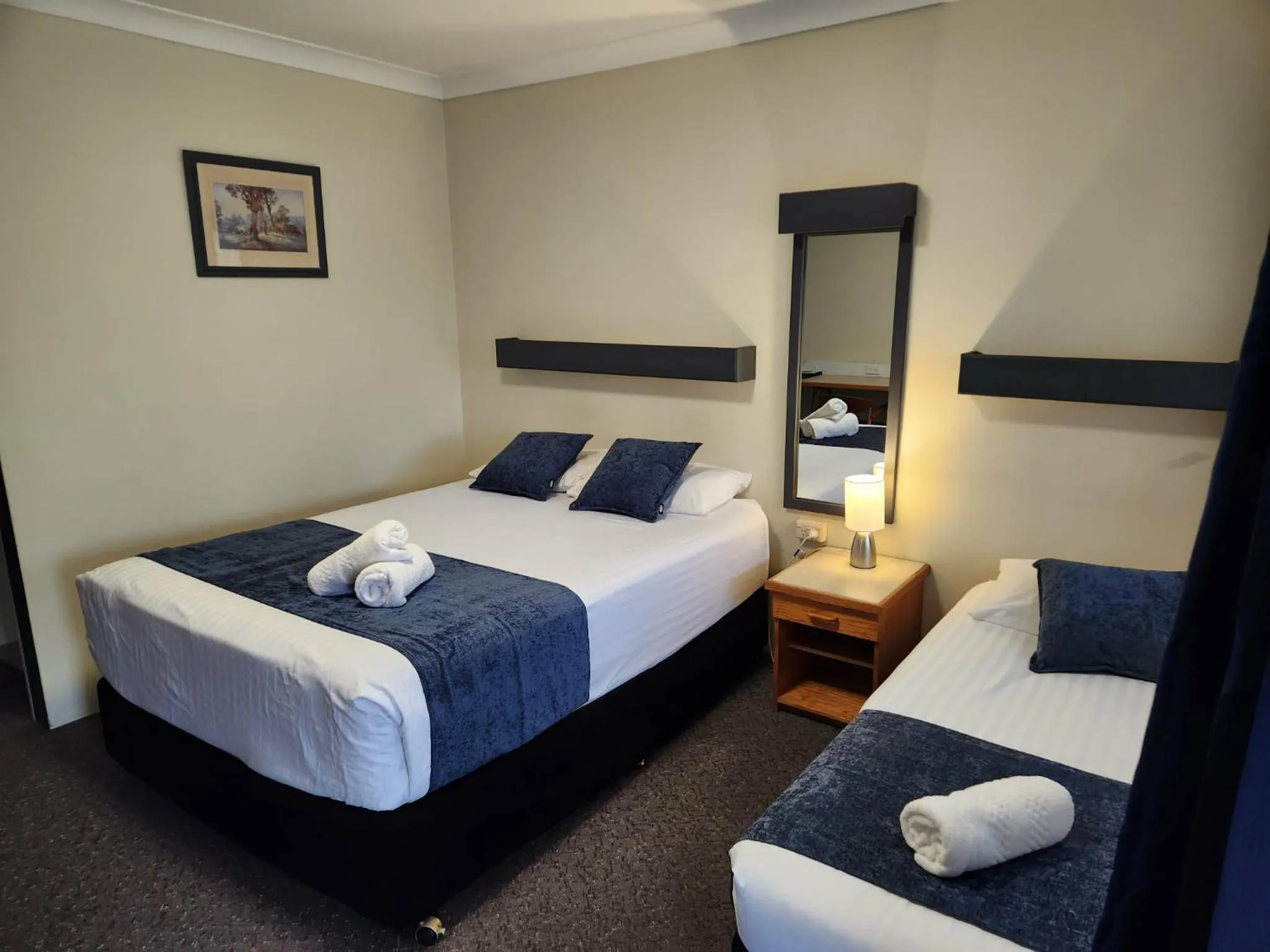 Bed in Bucketts Way Motel Gloucester