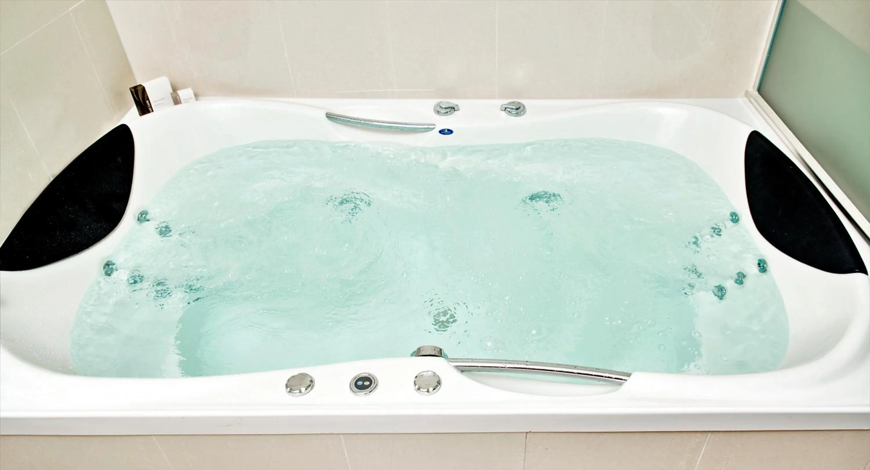 Bath in 37 The Landing Motel