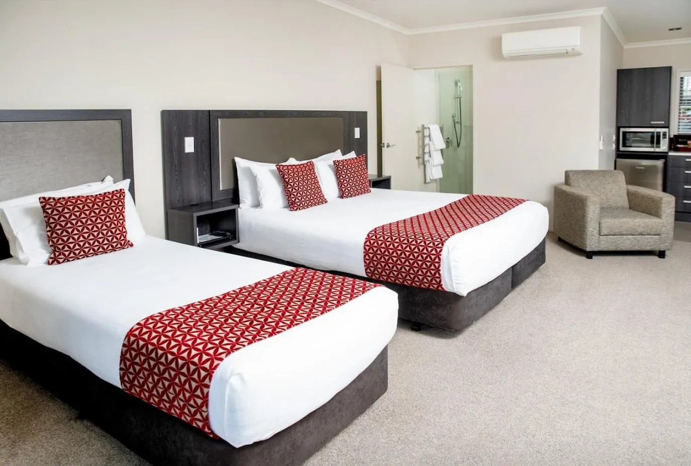 Bed in 37 The Landing Motel