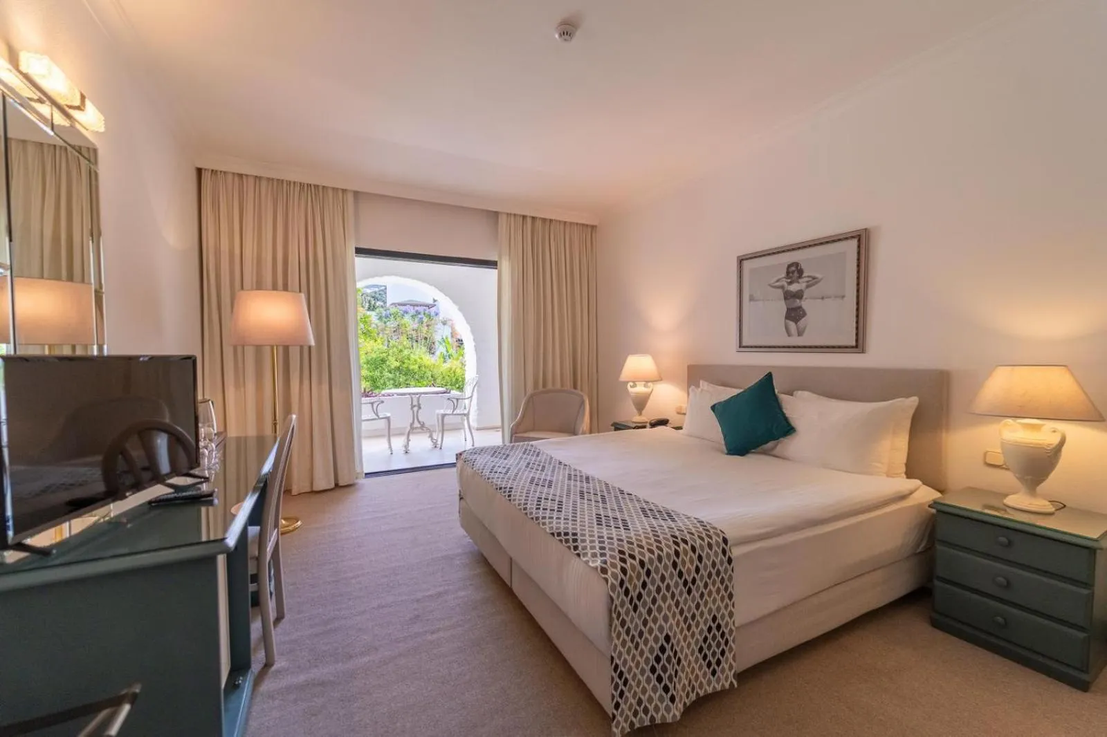 Communal lounge/ TV room, Bed in Hotel Karia Princess