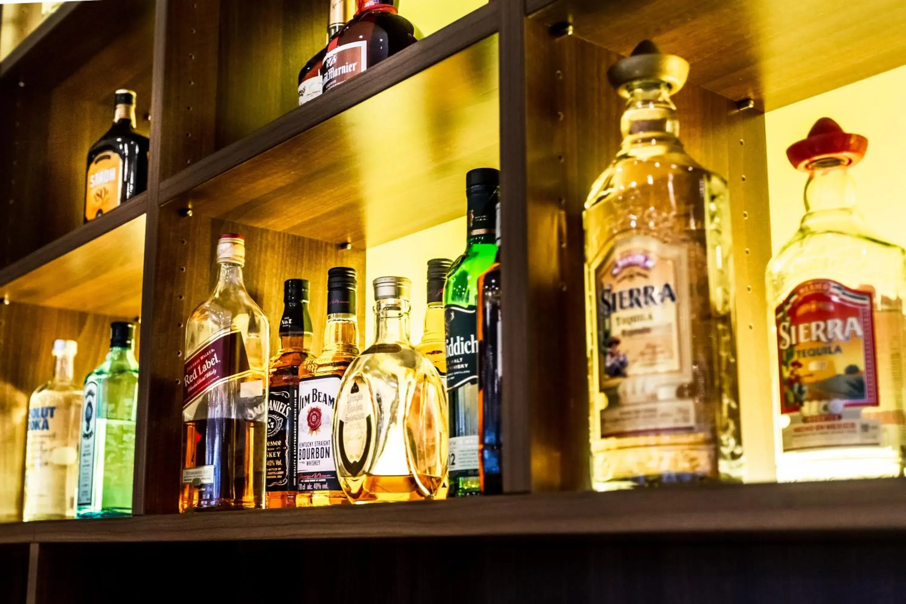 Lounge or bar in Best Western Plus Royal Suites Lounge or bar in Best Western Plus Royal Suites