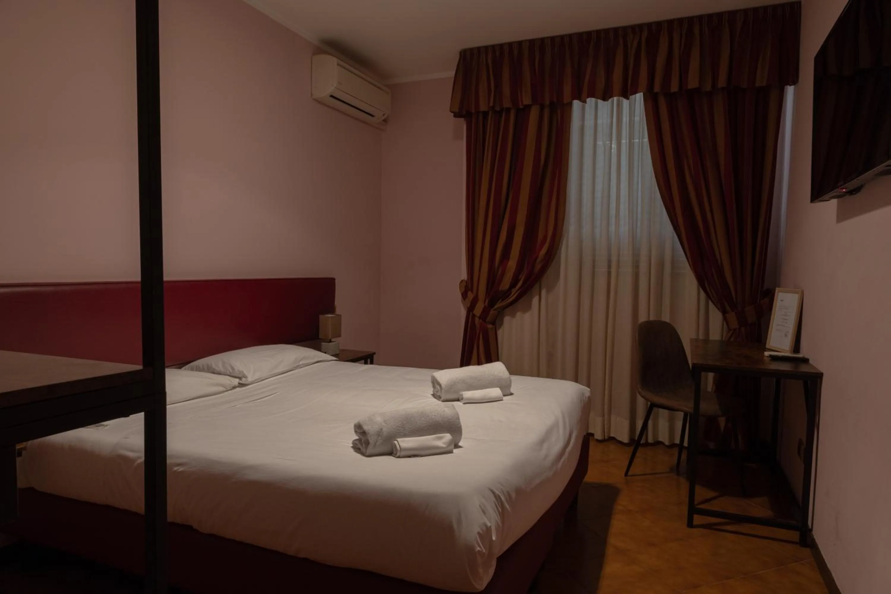 Seating area, Bed in Hotel Santa Maura