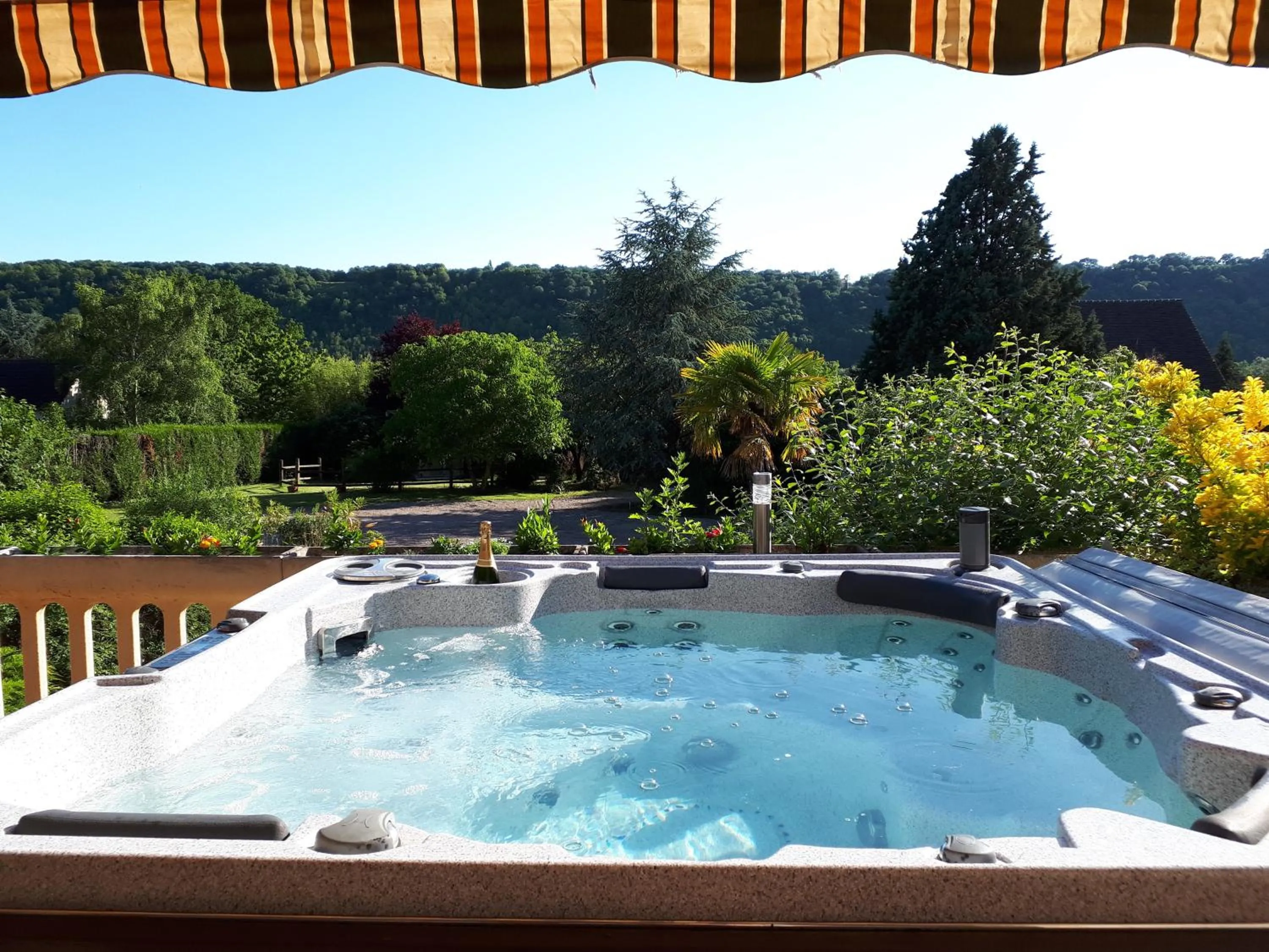 Hot Tub in Couleurs du temps - pres Giverny